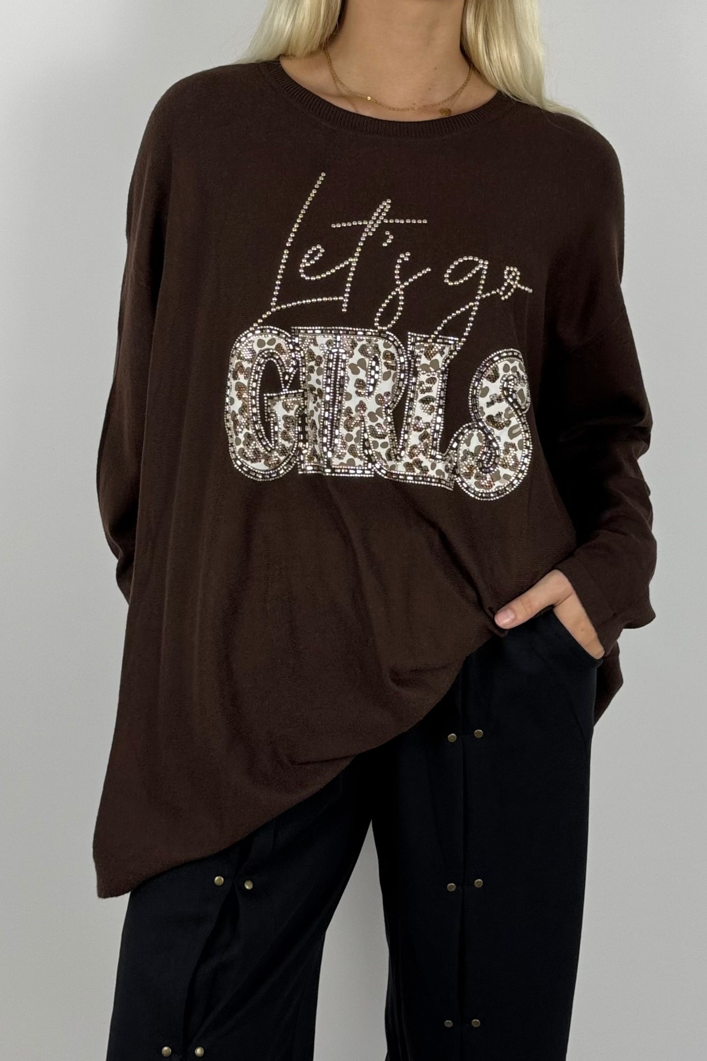 Damen Oversize Shirt „Let’s Go Girls“ mit Leo-Print & Glitzersteinen-Schoko