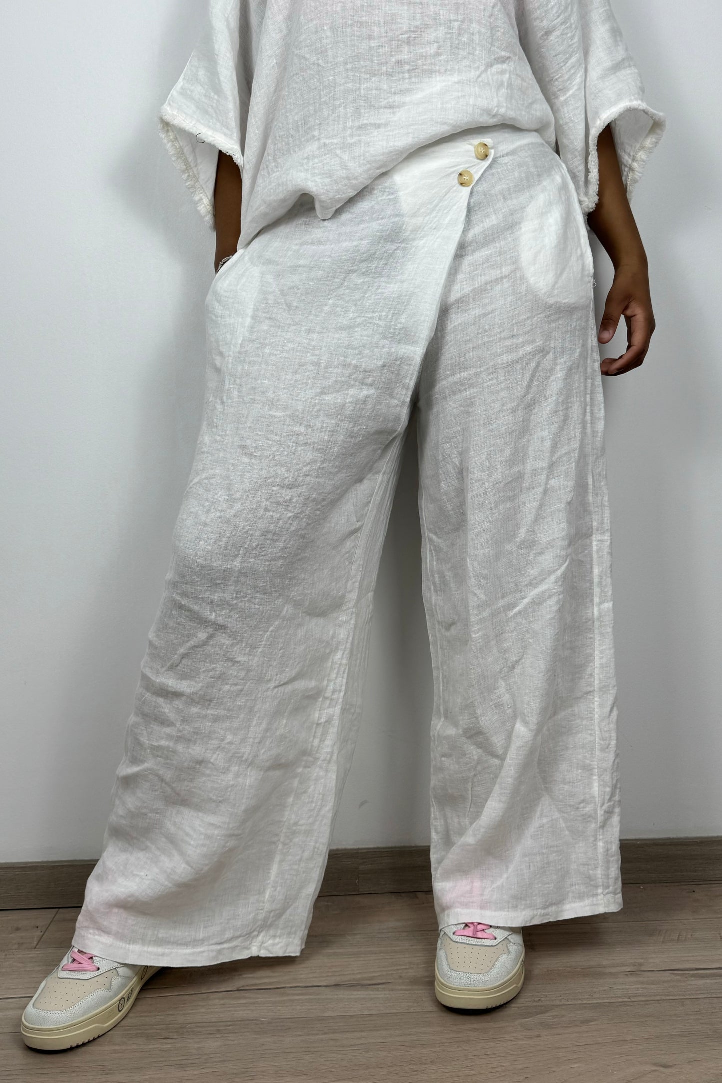 Leinenhose Damen – weit & mit Knopfdetails