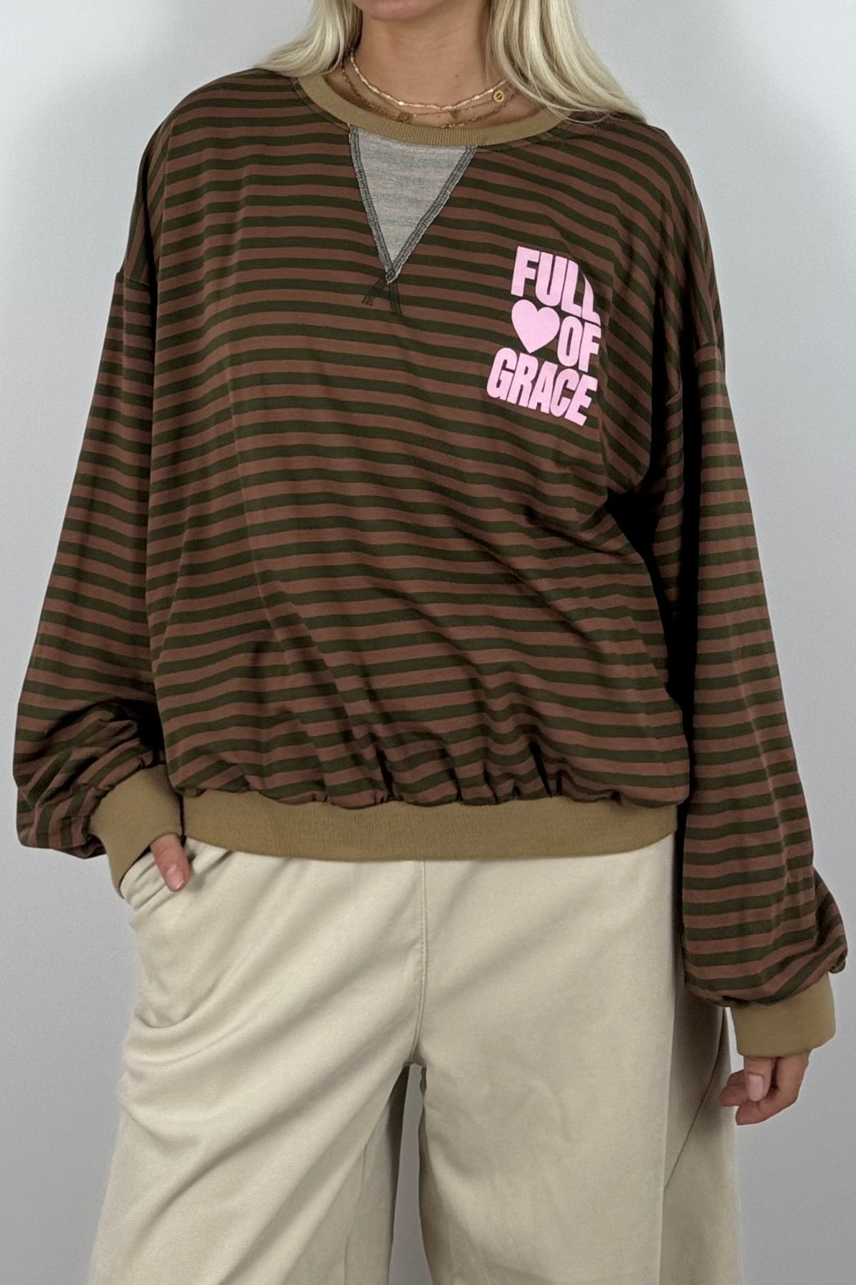 Oversize Streifen-Shirt mit „Full of Grace“-Khaki