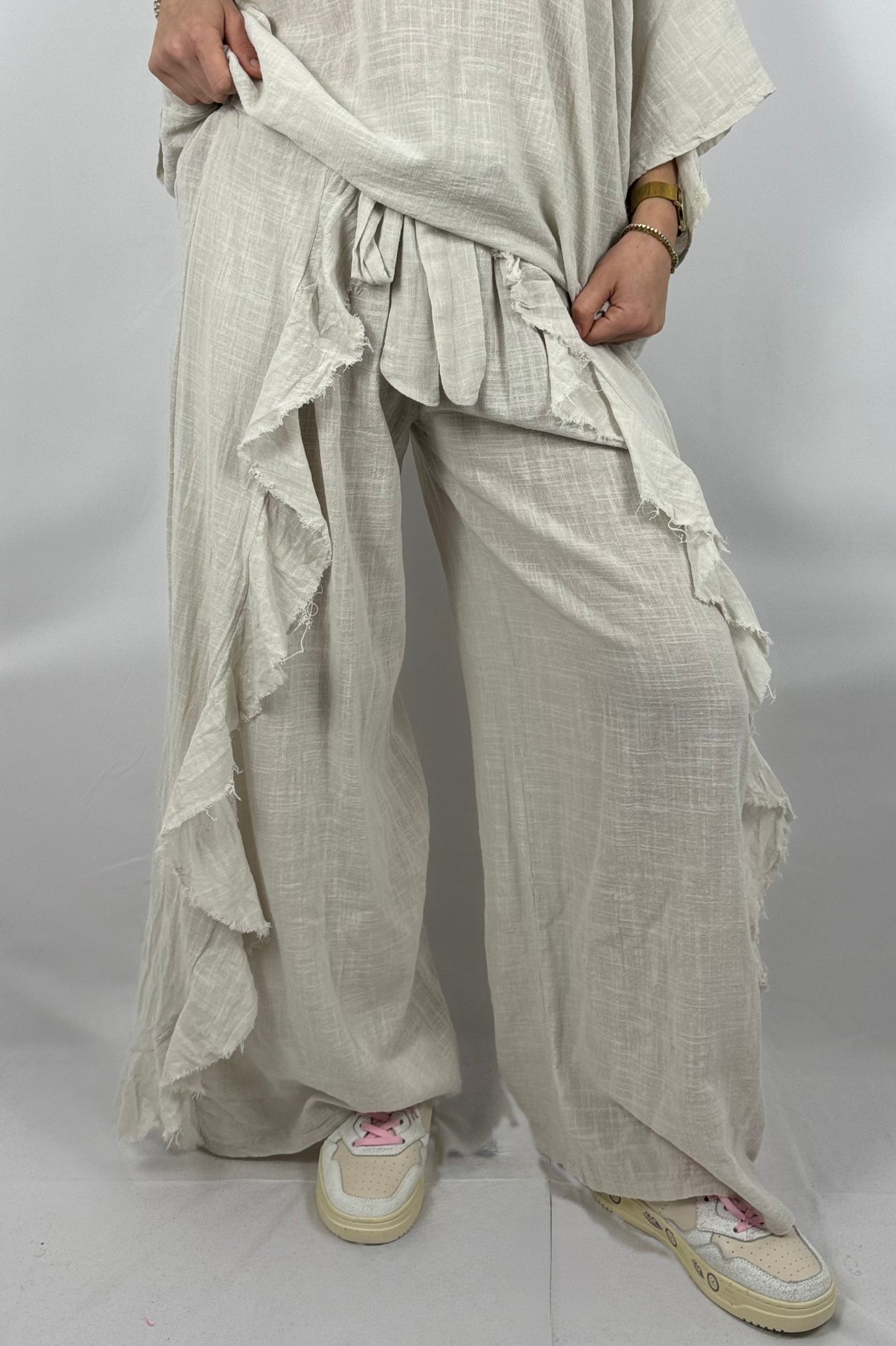 Baumwoll Hose mit Bindegürtel & Volants – Boho Style-Beige