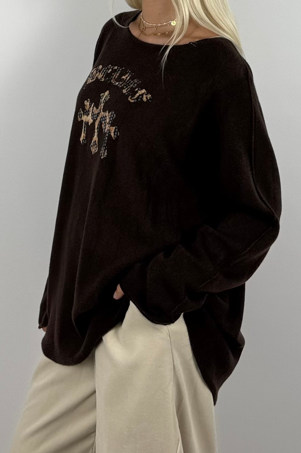 Oversize Shirt mit Leo-Statement & Kreuz-Detail – Schoko