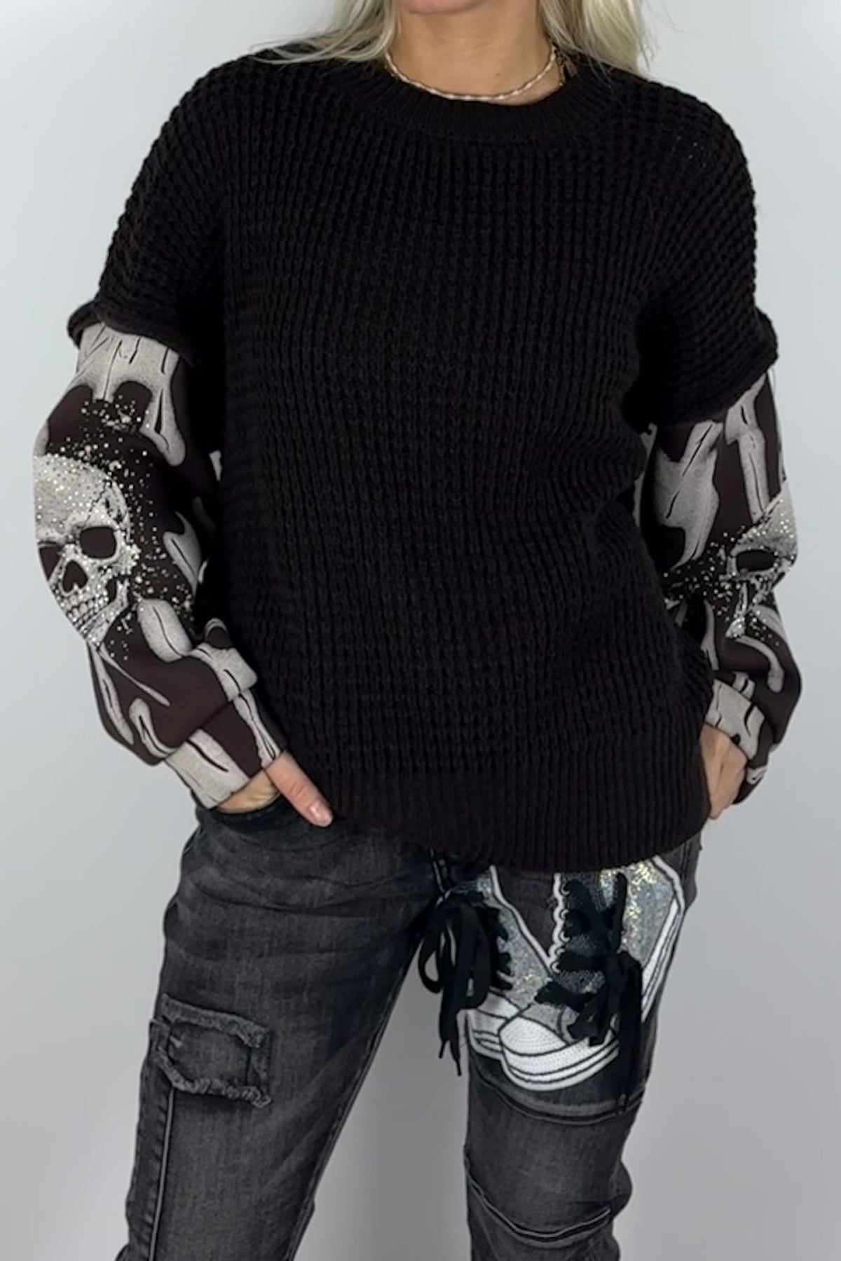 Damen-Pullover mit Strickstruktur und Totenkopfärmeln-Schoko