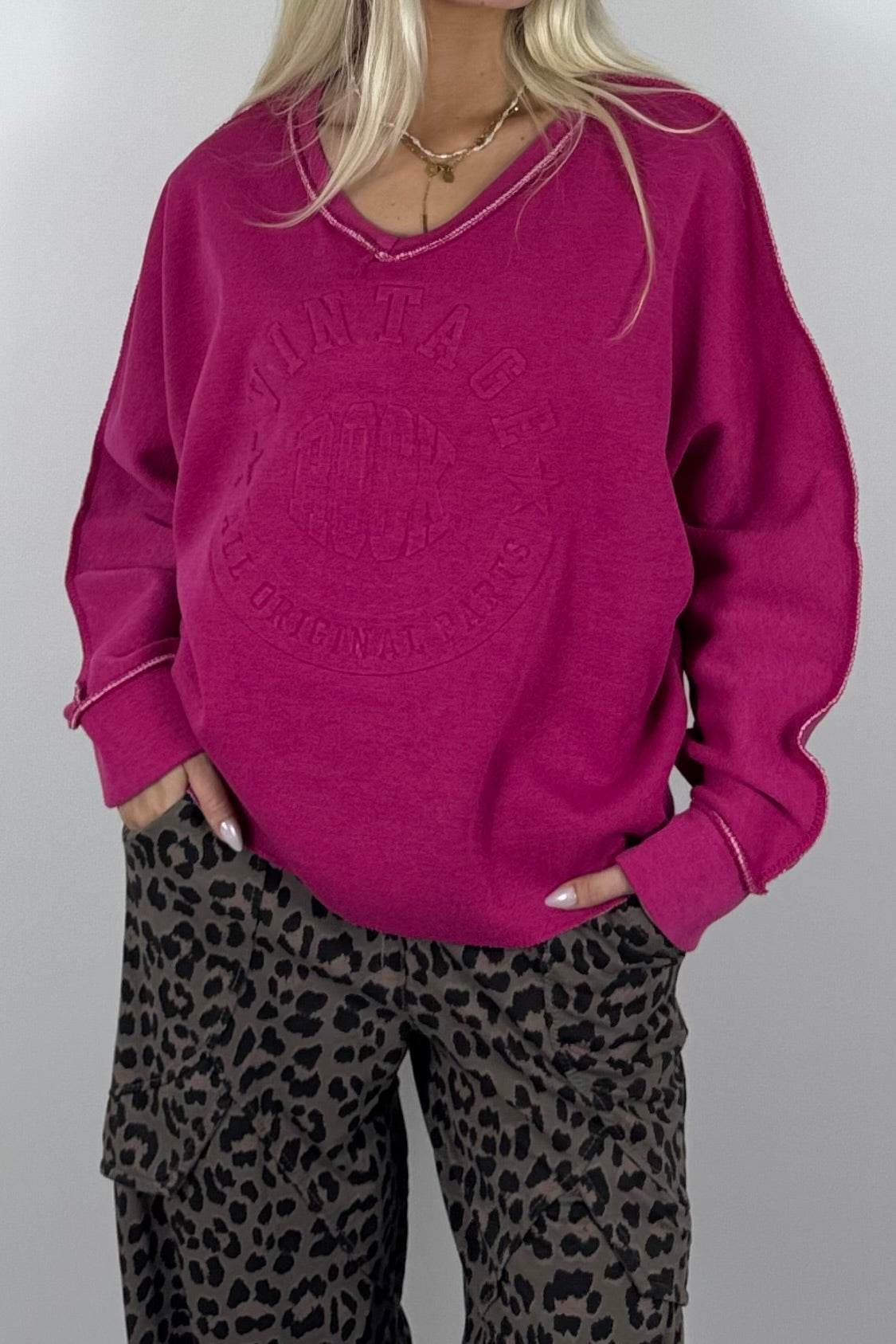 Oversize Damen Sweatshirt mit Vintage-Prägung & V-Ausschnitt – Pink