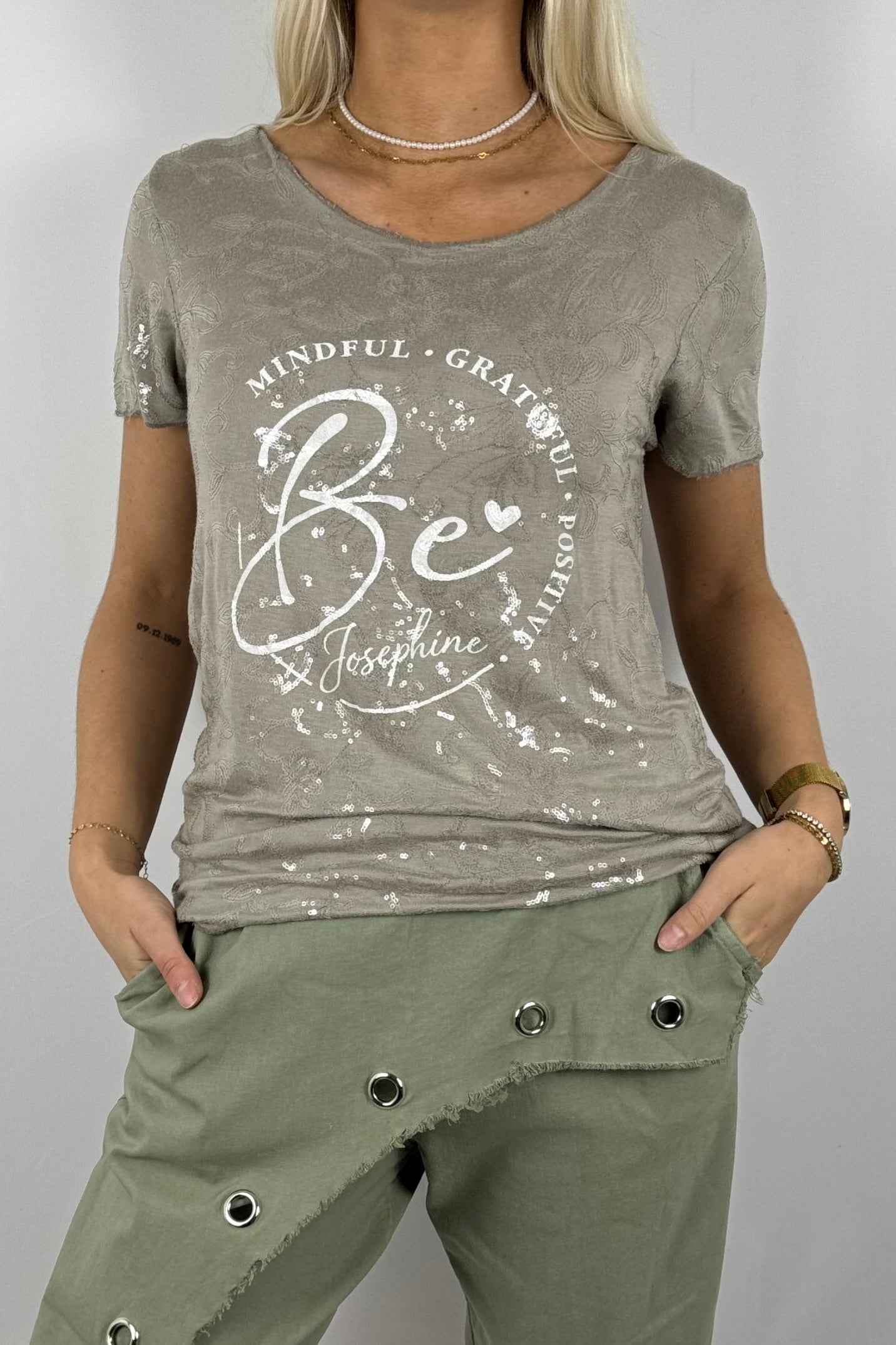 Pailletten-Shirt mit floraler Stickerei und Frontprint-Mud