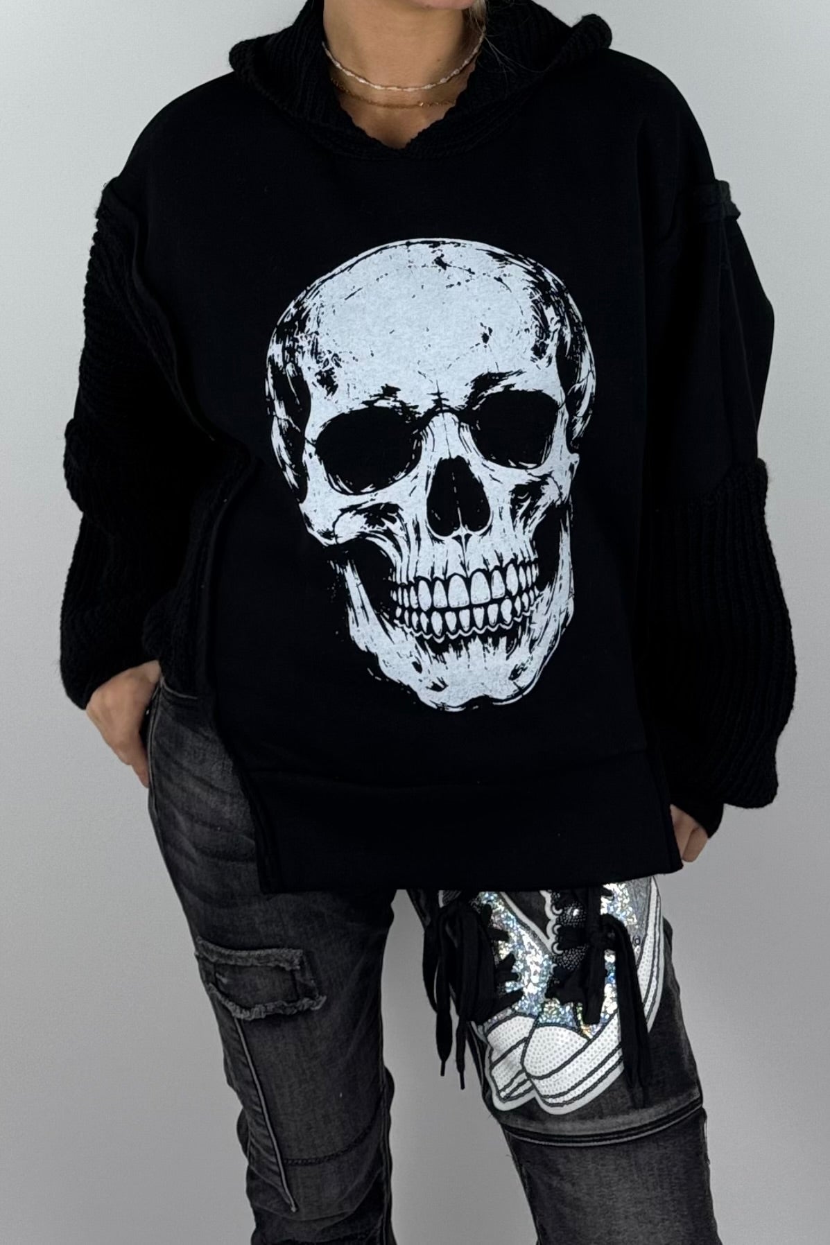 Damen-Hoodie mit Totenkopfprint und Strickdetails-Schwarz