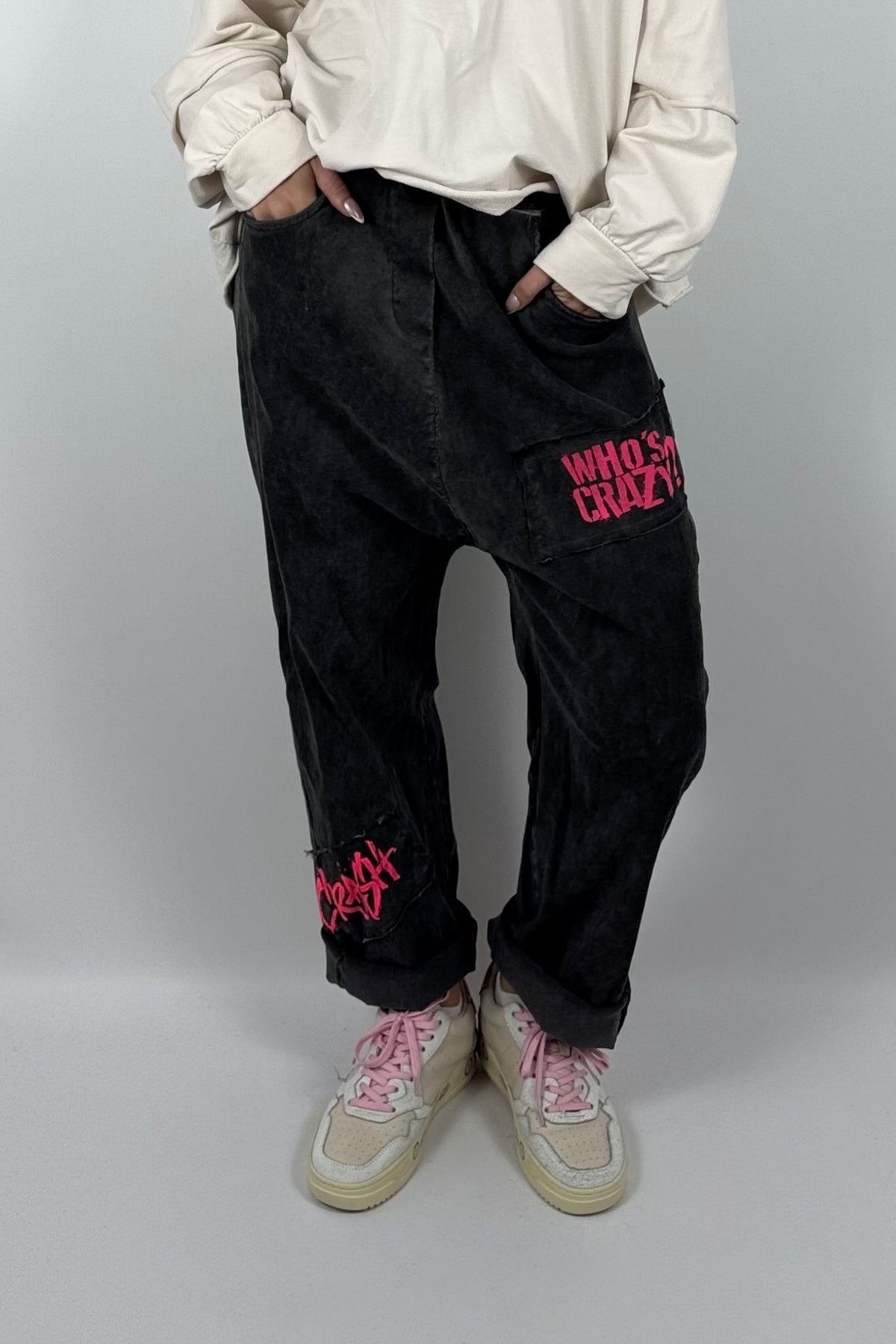 Damen Baggy-Hose mit Statement-Print-Schwarz