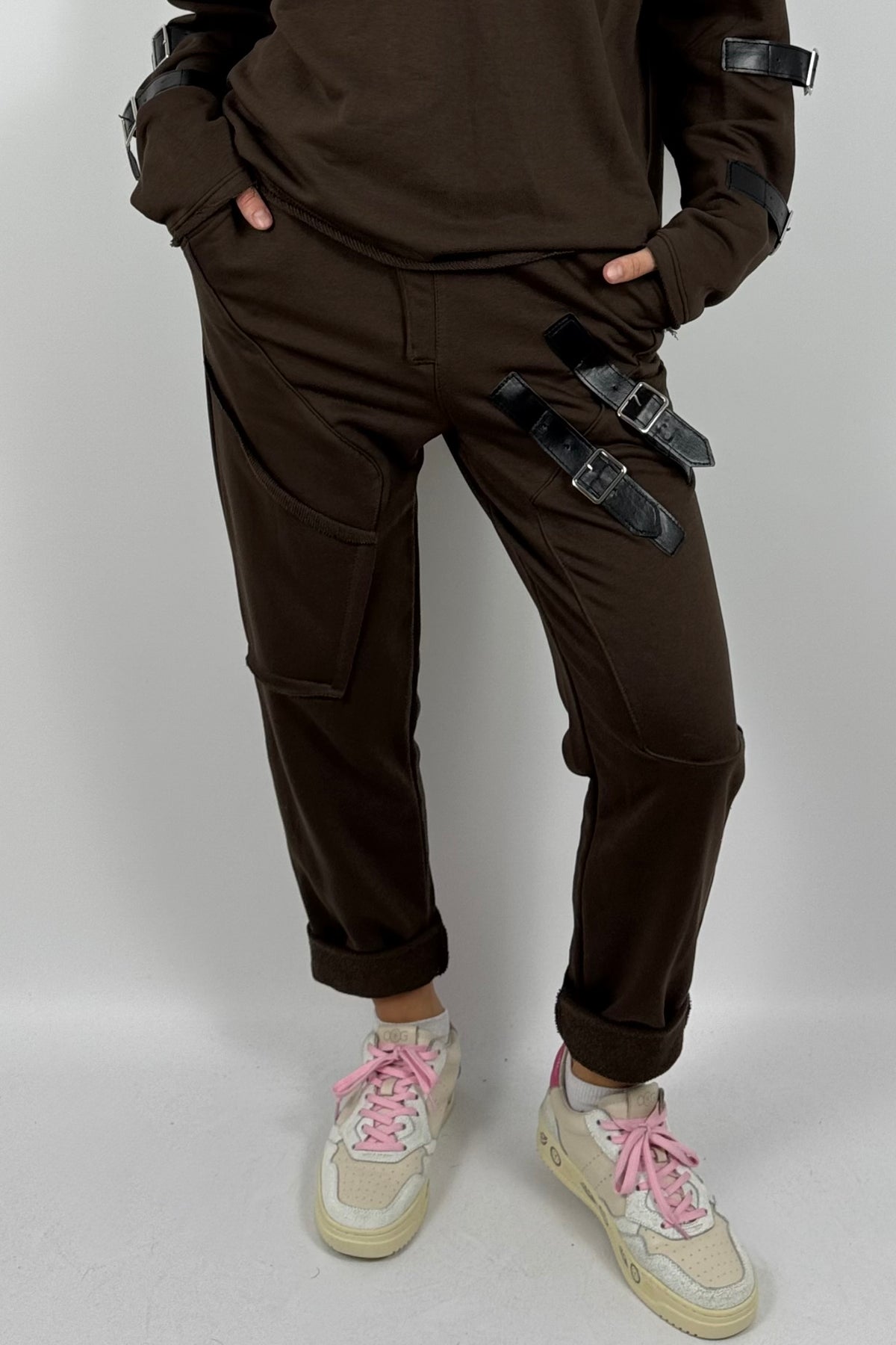 Lässige Oversize Jogginghose mit Schnallen-Details – Schoko