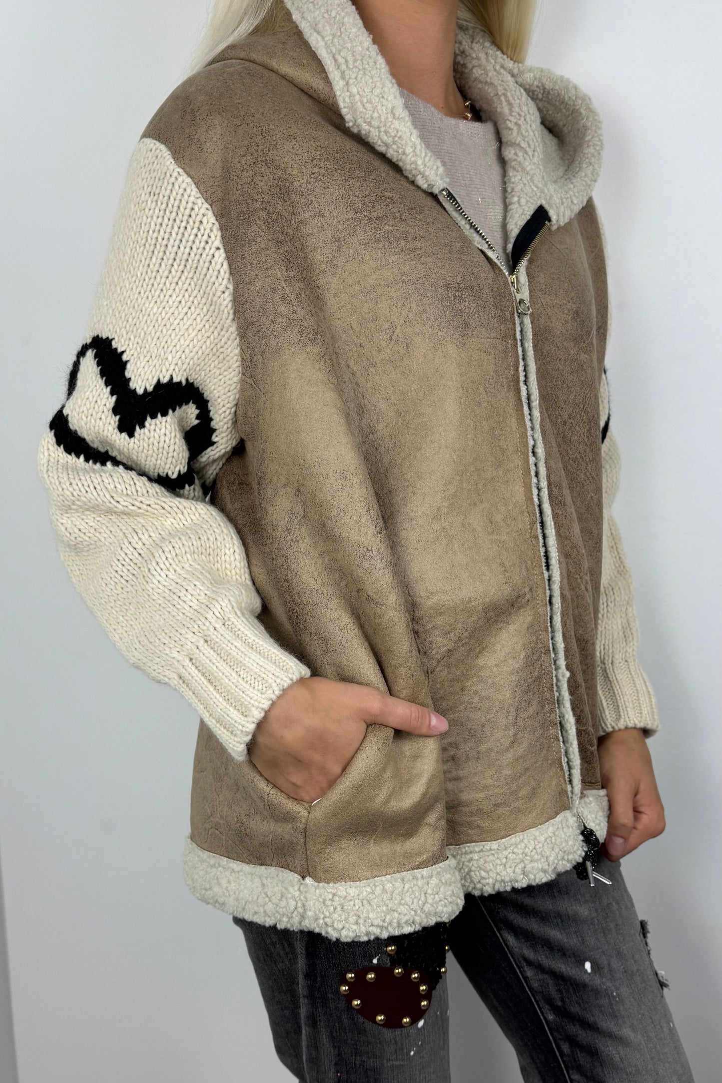 Jacke mit Teddyfutter und Strickärmeln –Beige