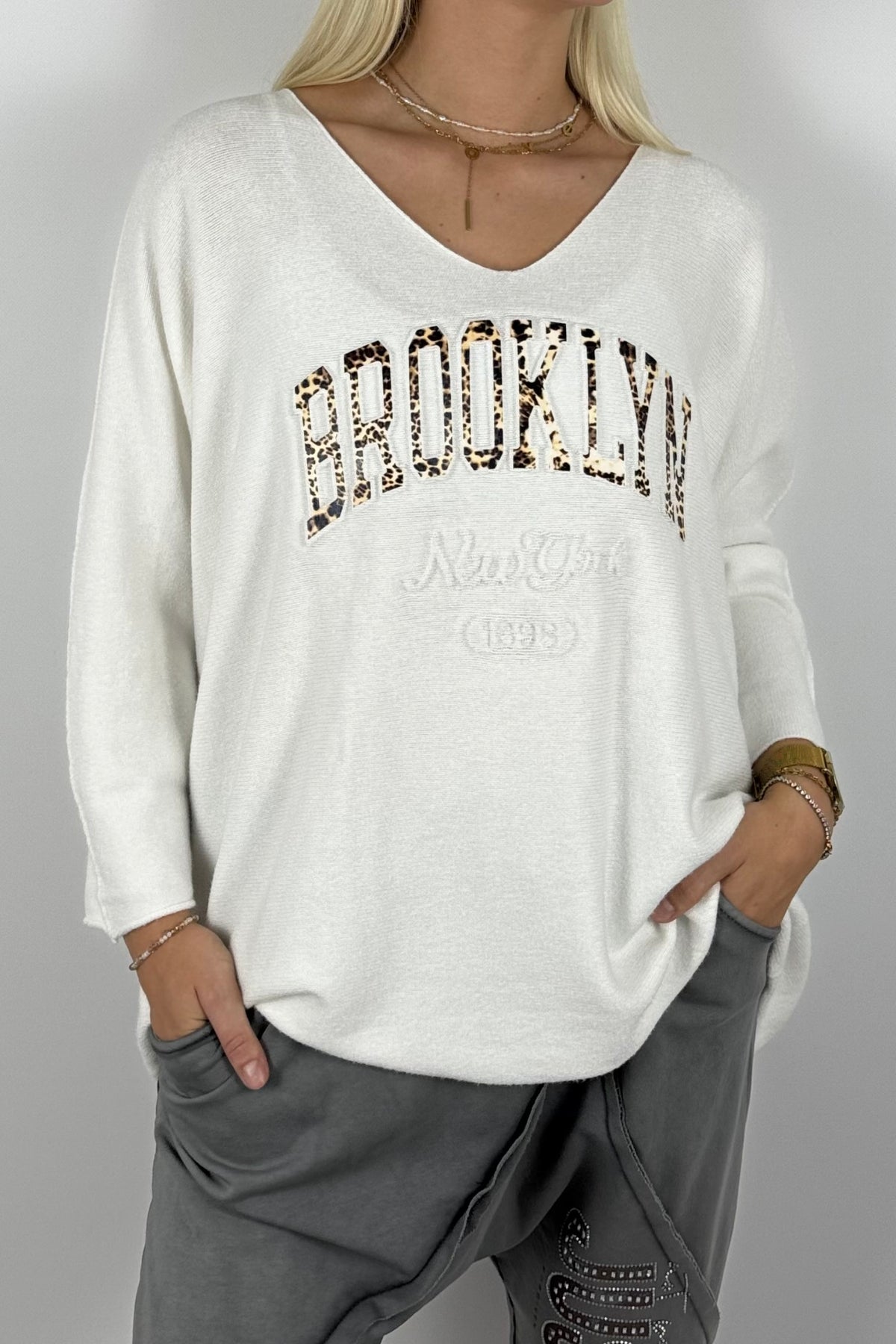 Oversize Shirt „BROOKLYN“ mit V-Ausschnitt – Weiß