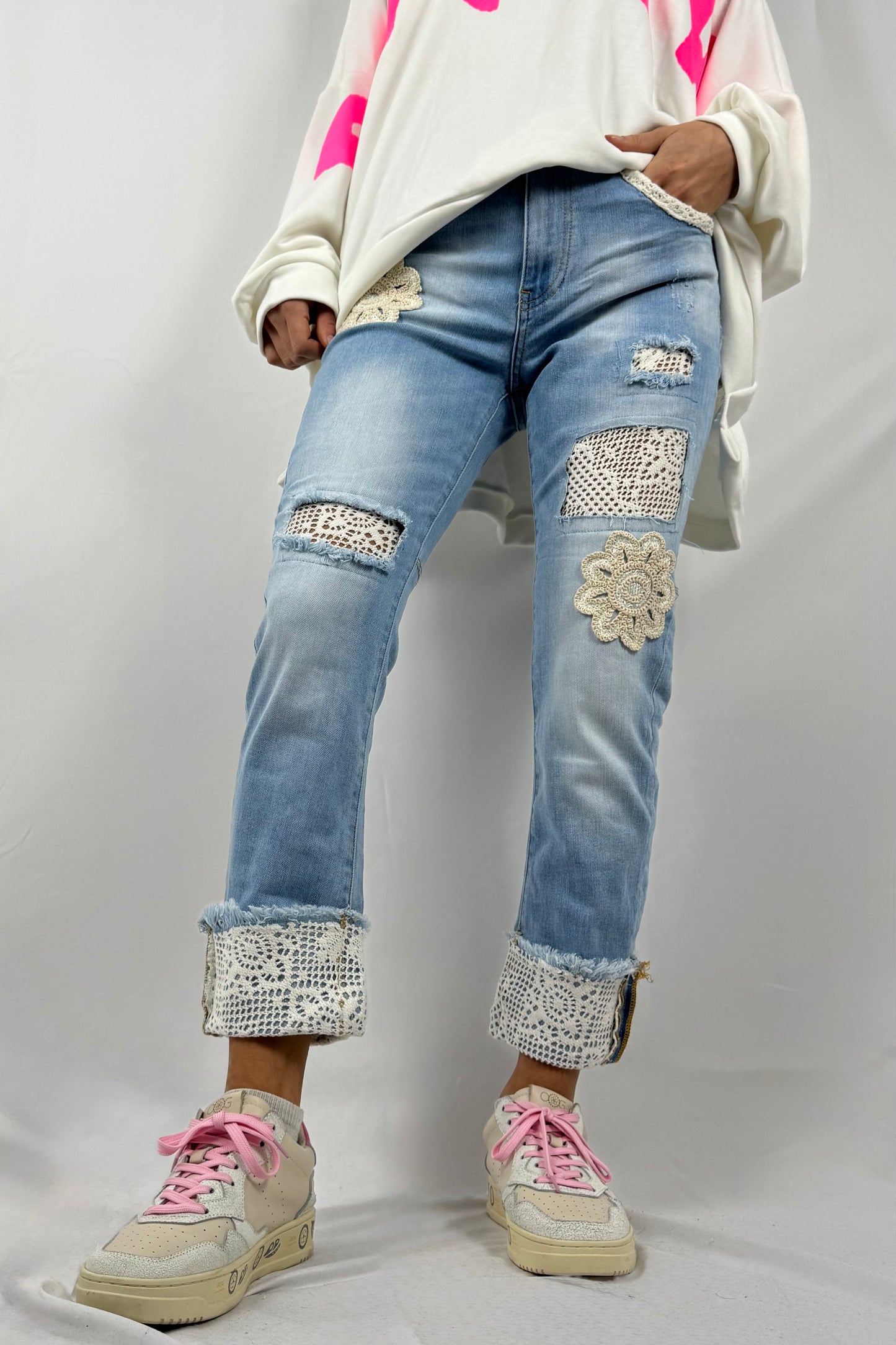 Jeans mit Häkelblumen & Spitzen-Details