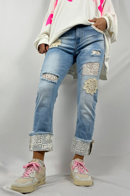 Jeans mit Häkelblumen & Spitzen-Details