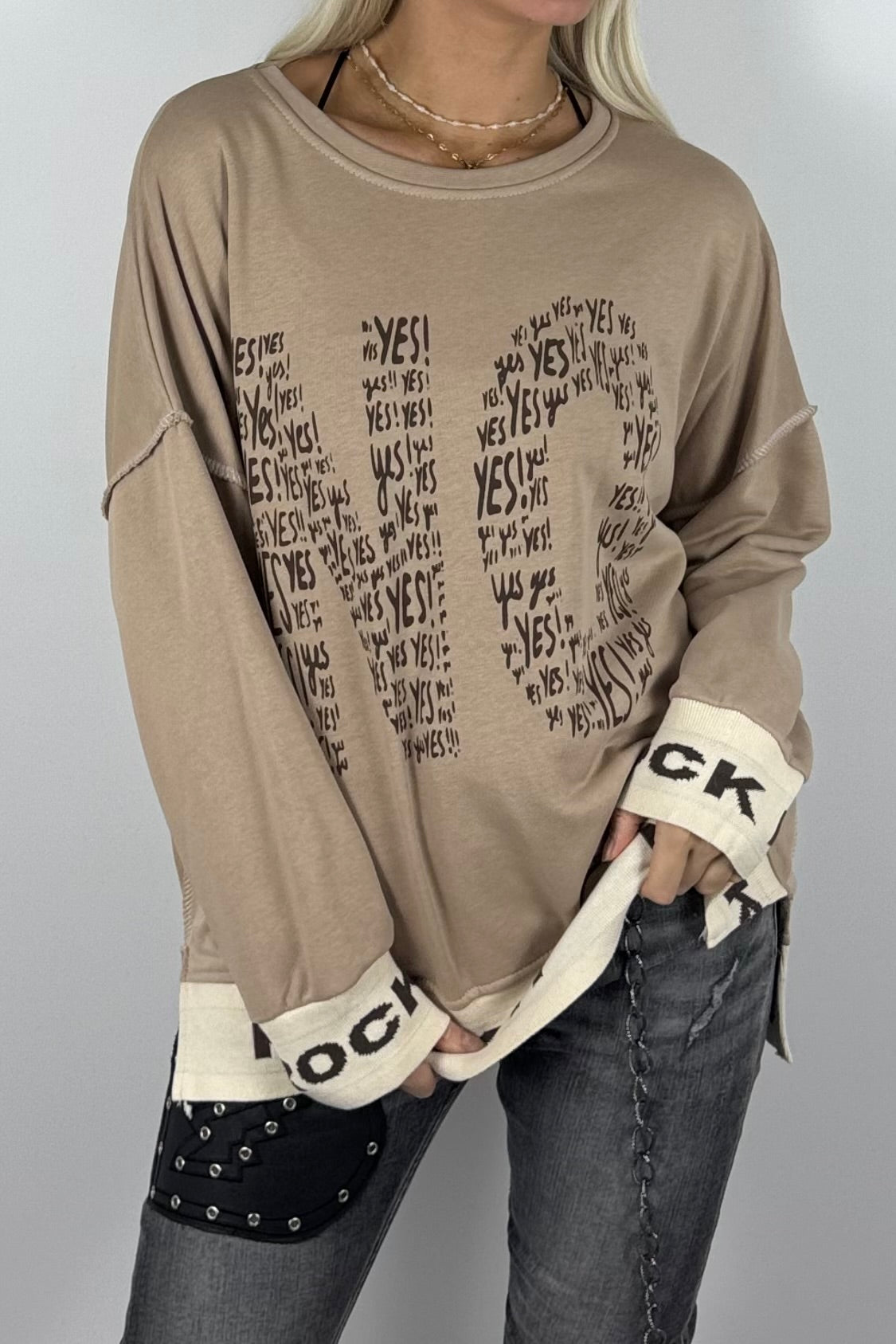 Damen-Sweatshirt mit „NO“-Print und „Rock It“-Bündchen-Beige