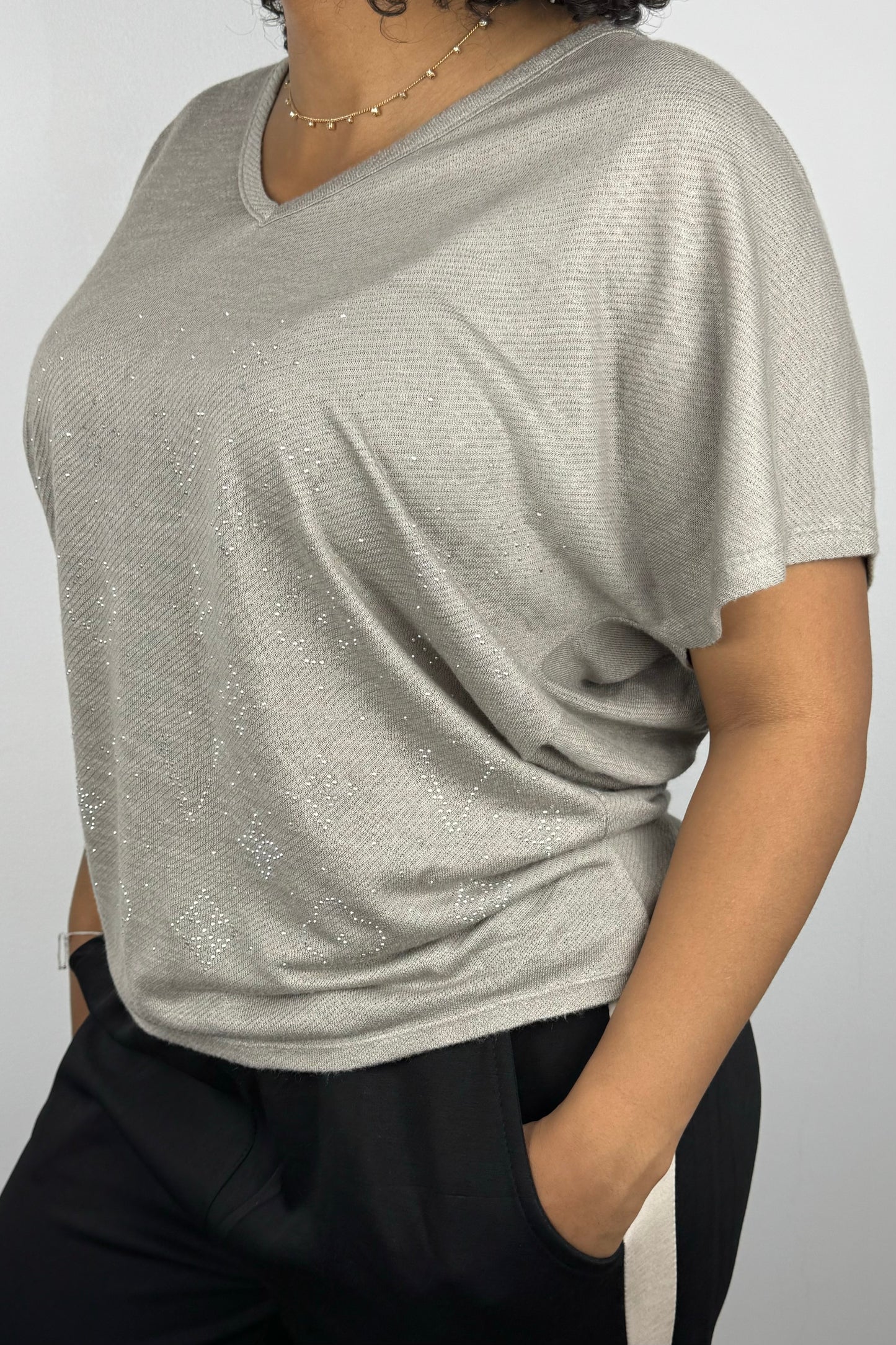 V-Neck Shirt mit Glitzerprint – feminin & leicht glänzend