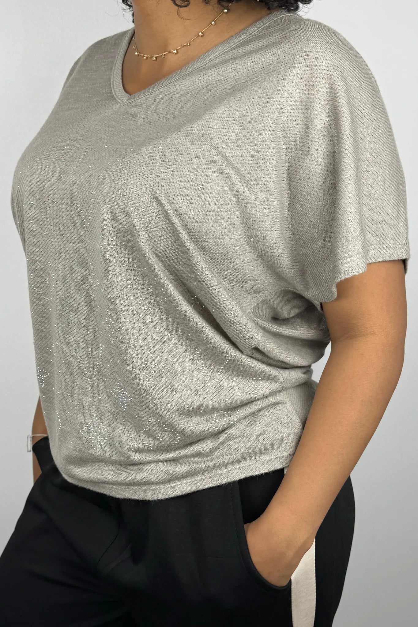 V-Neck Shirt mit Glitzerprint – feminin & leicht glänzend