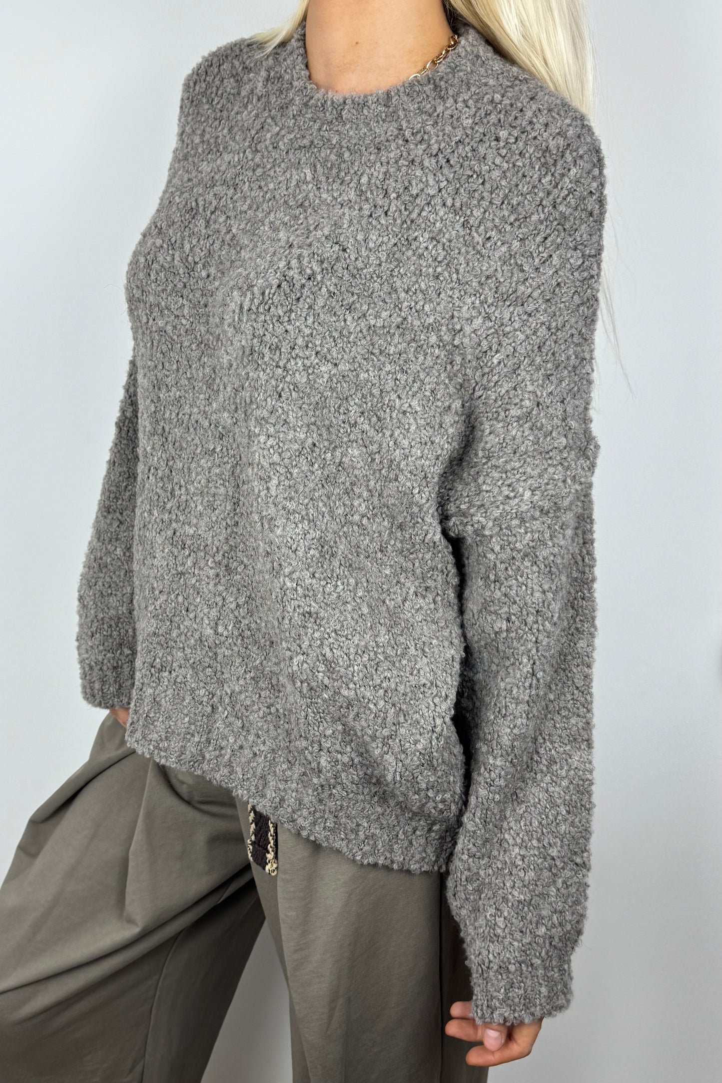 Kuscheliger Grobstrickpullover mit Stehkragen-Grau