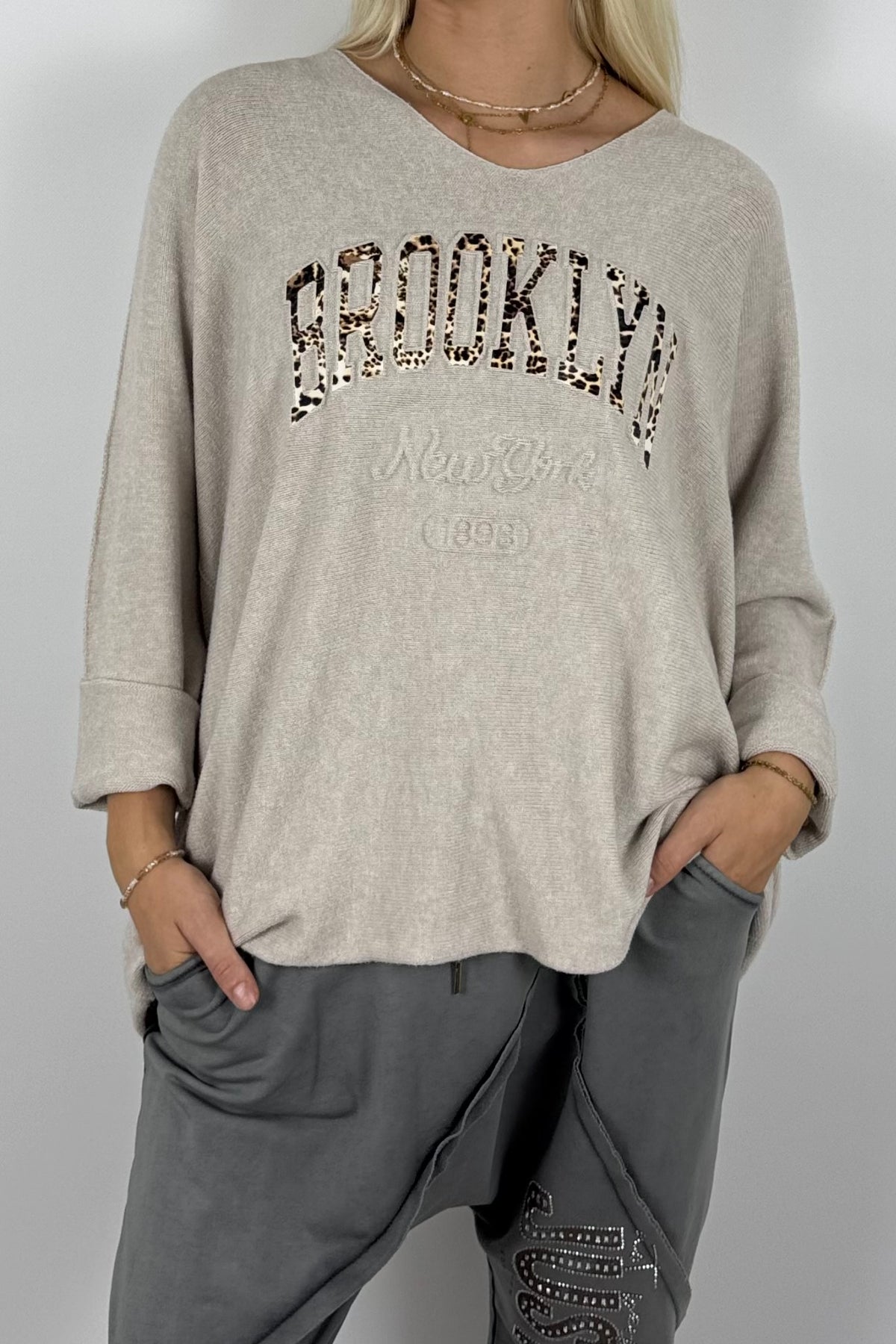 Oversize Shirt „BROOKLYN“ mit V-Ausschnitt – Beige