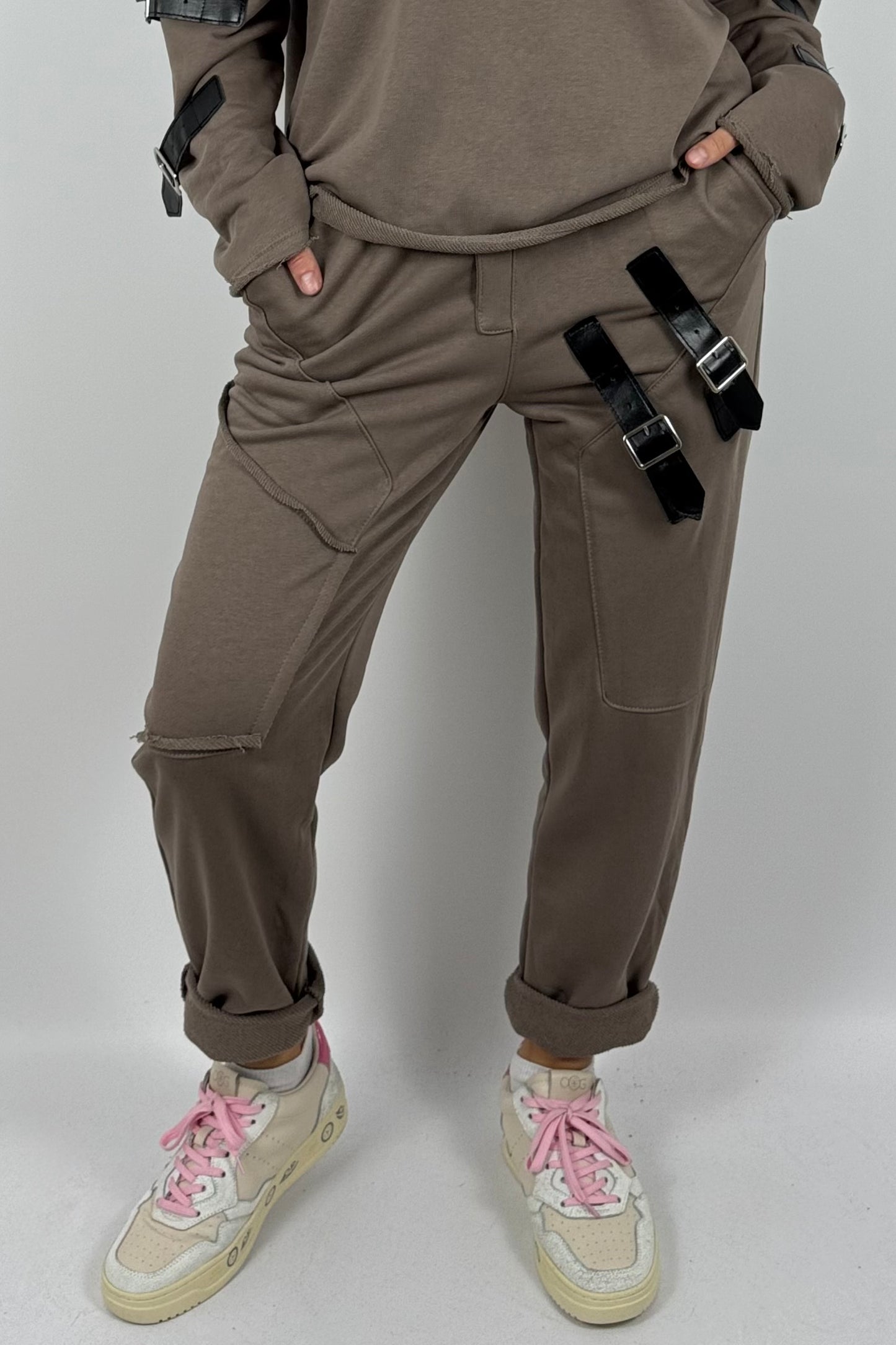 Lässige Oversize Jogginghose mit Schnallen-Details – Mud
