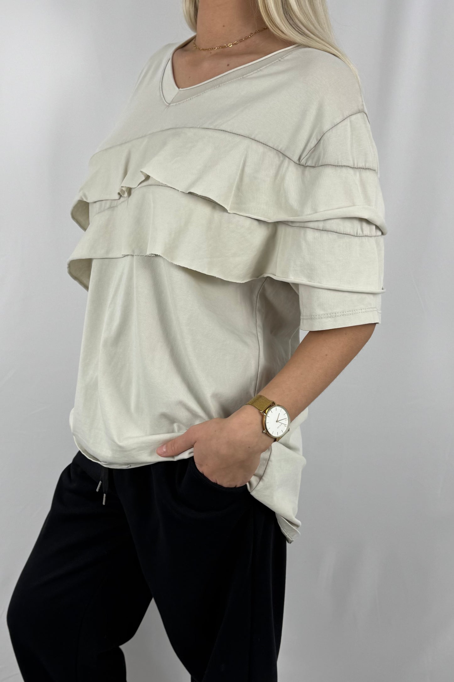 Damen Shirt mit Volant Detail und V Ausschnitt-Beige