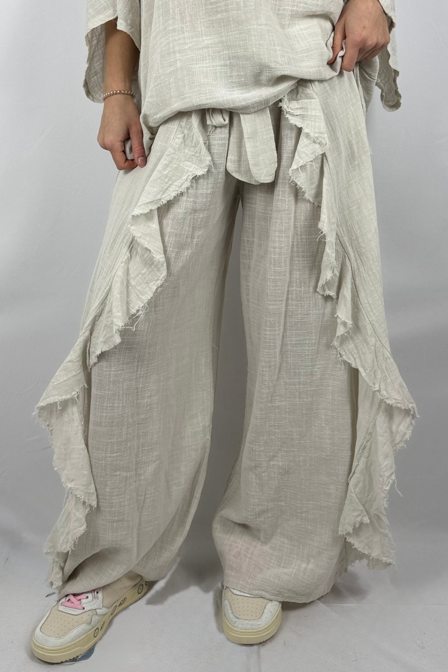 Baumwoll Hose mit Bindegürtel & Volants – Boho Style-Beige