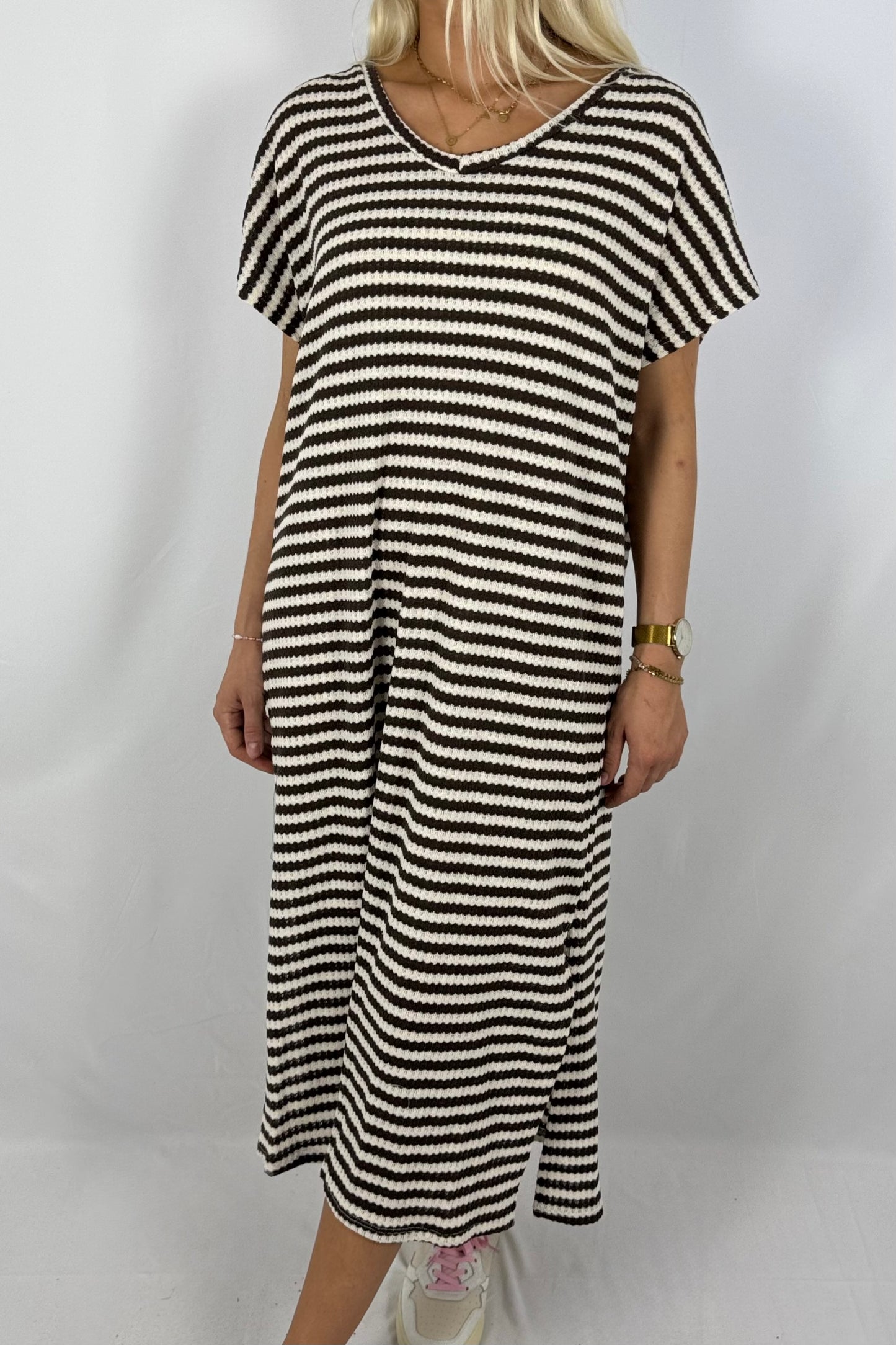Gestreiftes Strickkleid mit V-Ausschnitt-Schoko
