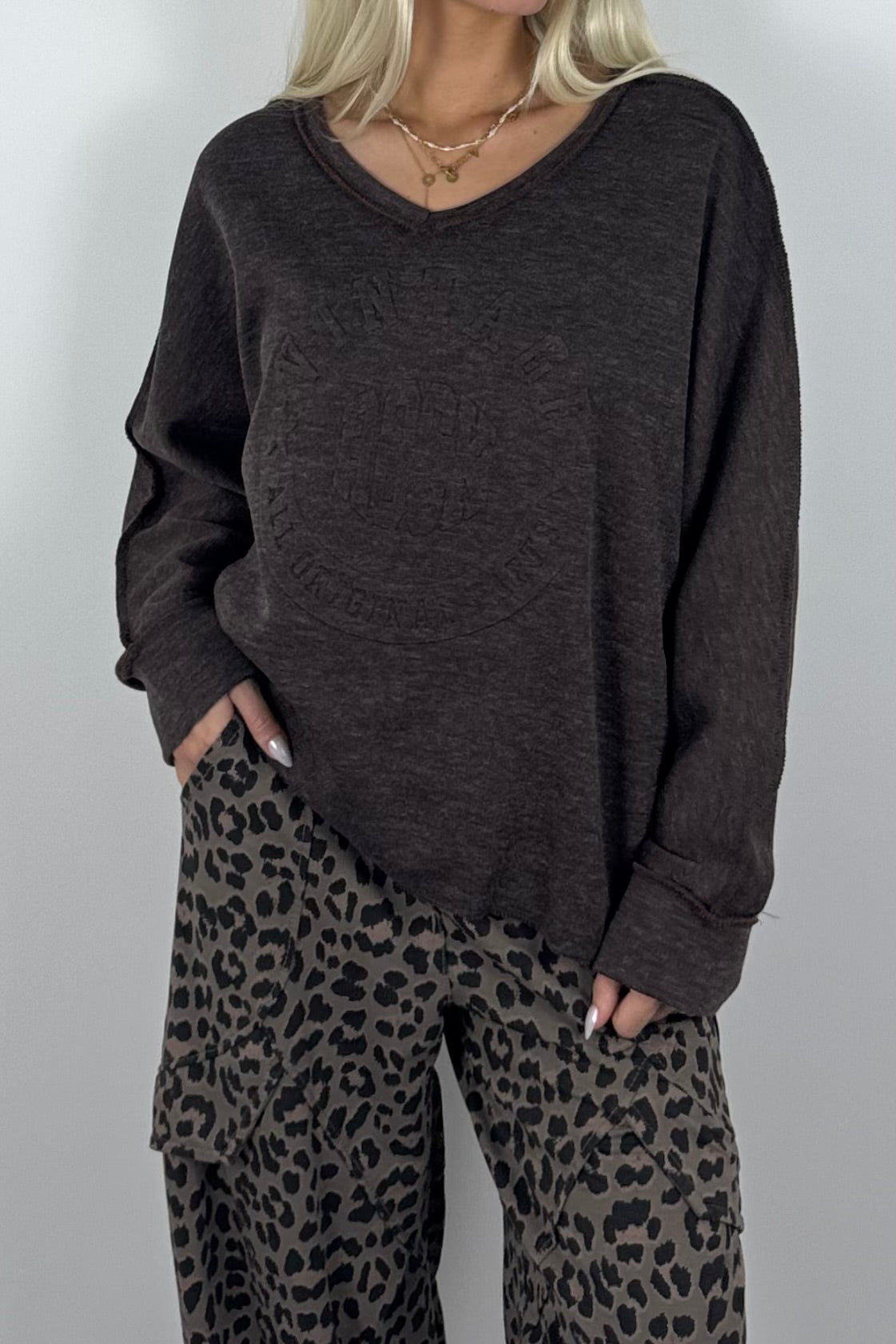 Oversize Damen Sweatshirt mit Vintage-Prägung & V-Ausschnitt – Schoko