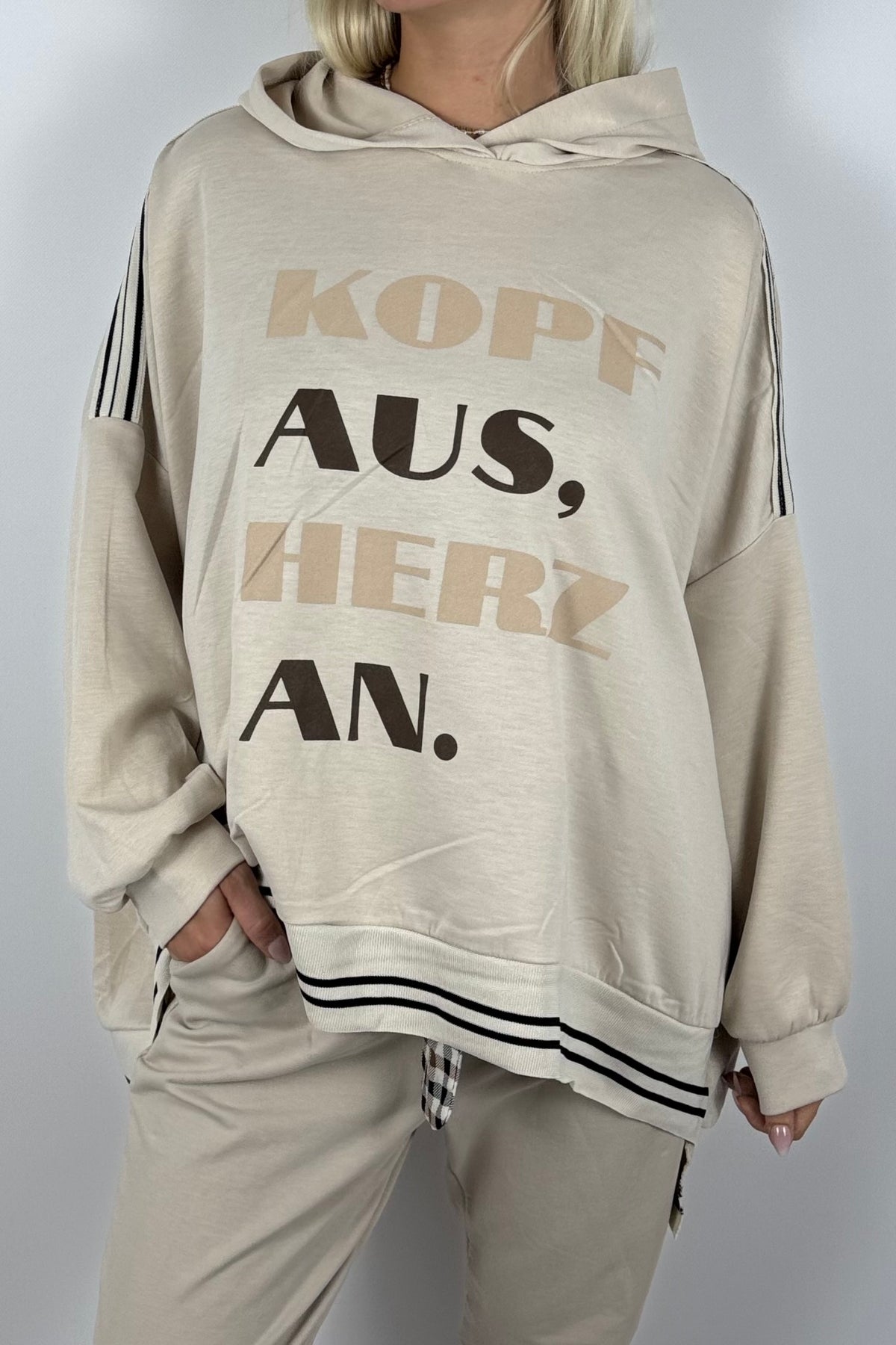 Oversize Hoodie „Kopf aus, Herz an“-Beige