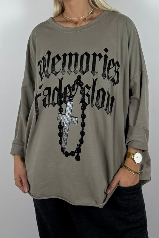 Oversize Shirt „Memories Fade Slow“ mit Kreuz-Detail –Mud