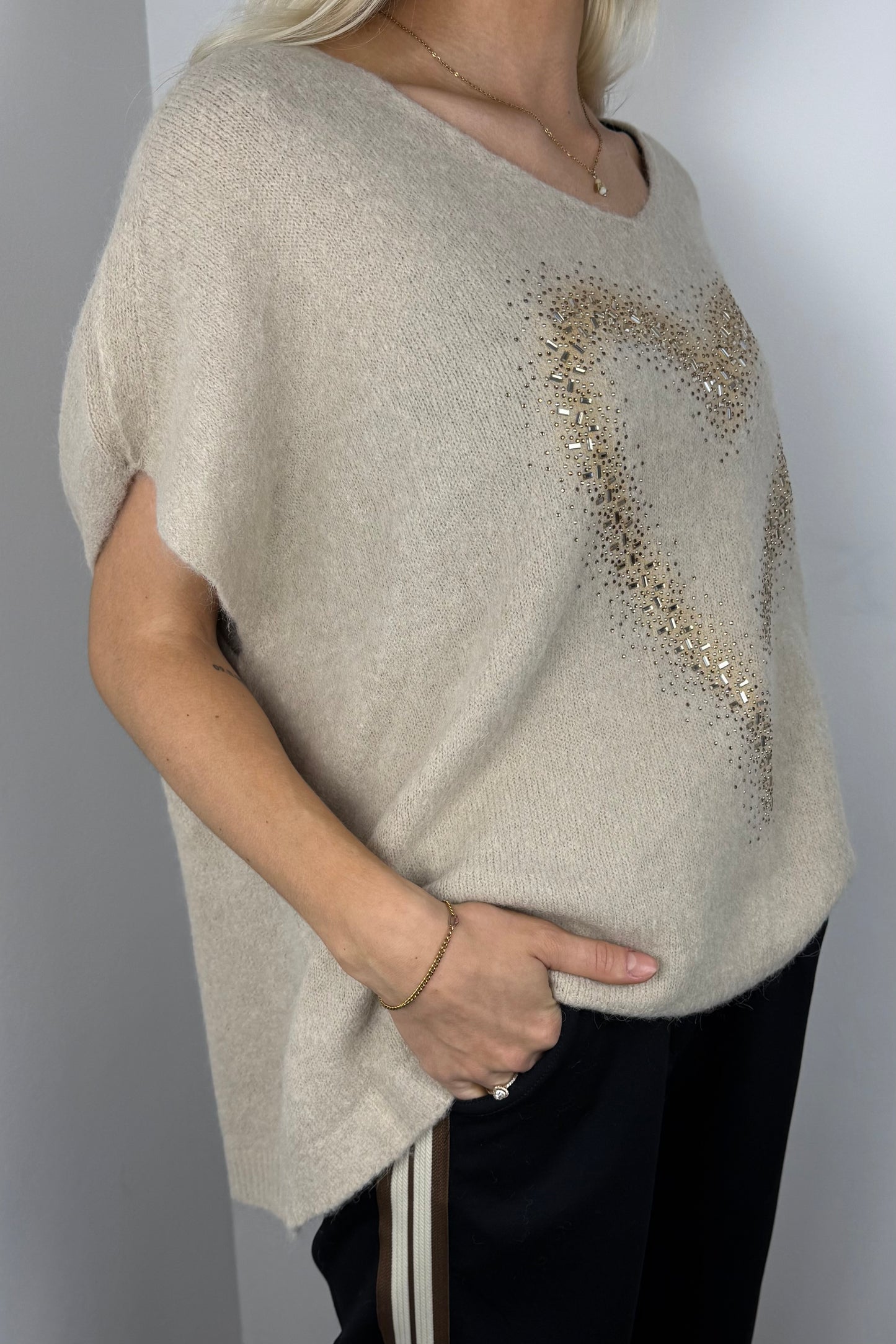 Pullover mit Herz-Design und Strassdetails –Beige
