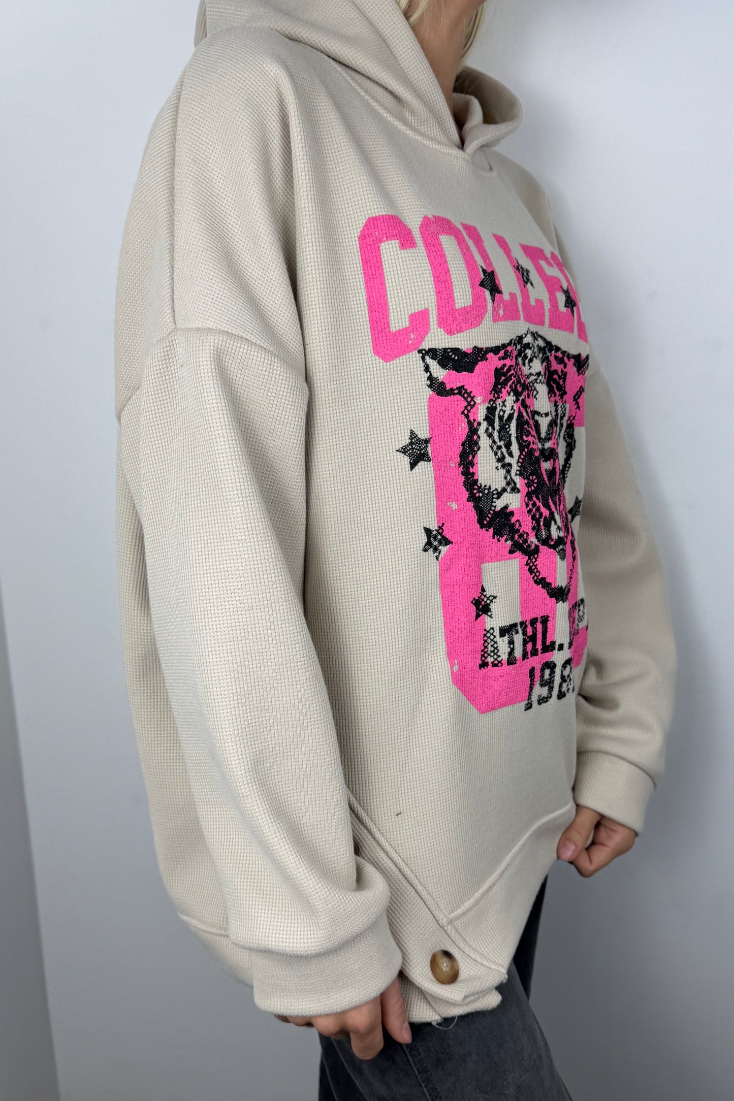 College Hoodie mit Tigerprint und Knopfdetails-Beige