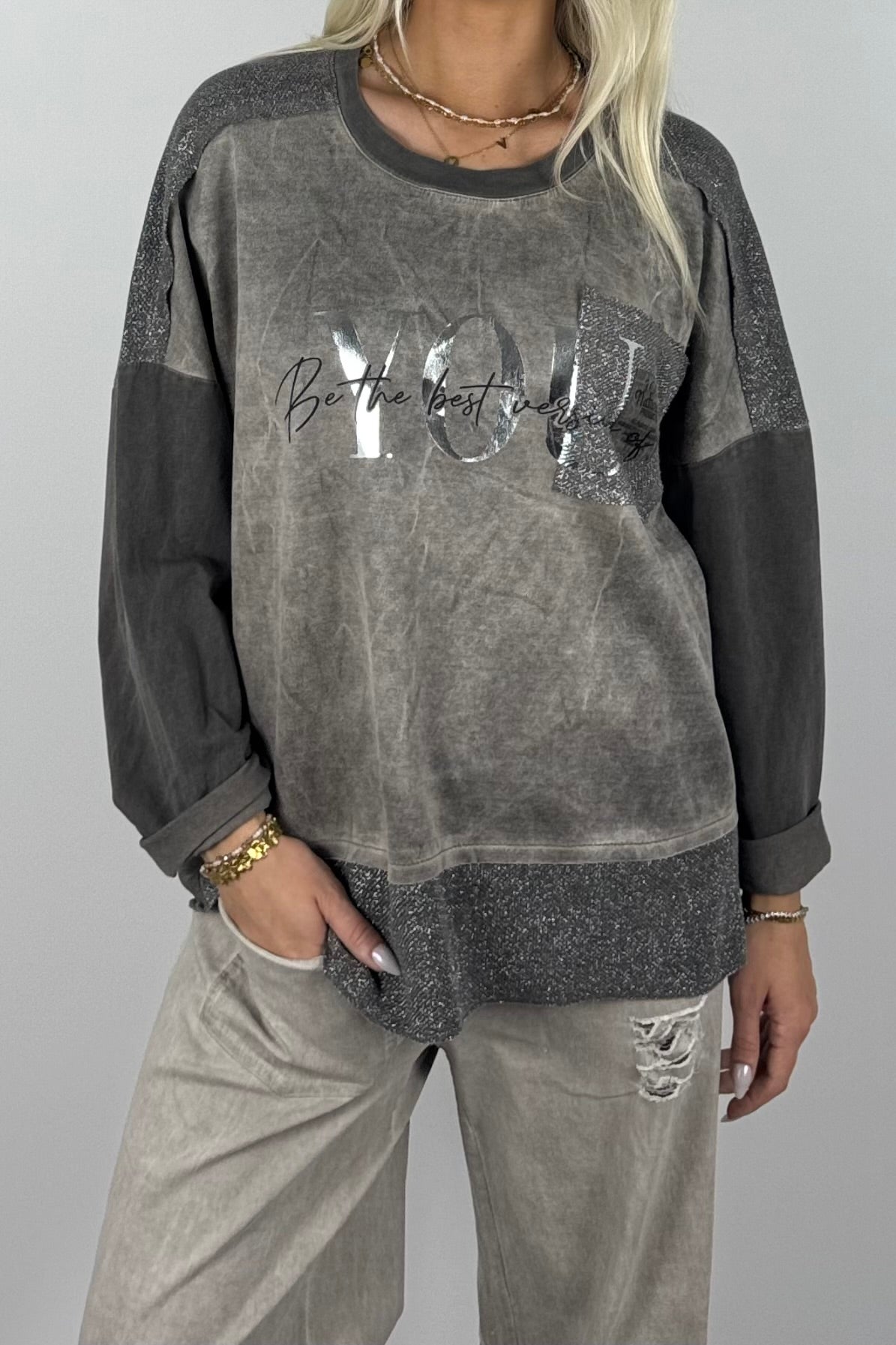 Oversize Damen Sweatshirt mit Glitzer-Details & Schriftzug – dark mud