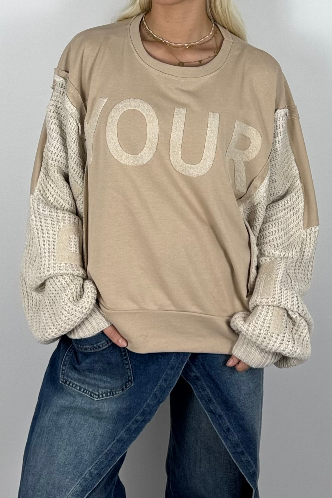 Damen Oversize Sweatshirt mit Strickärmeln & Statement – Beige
