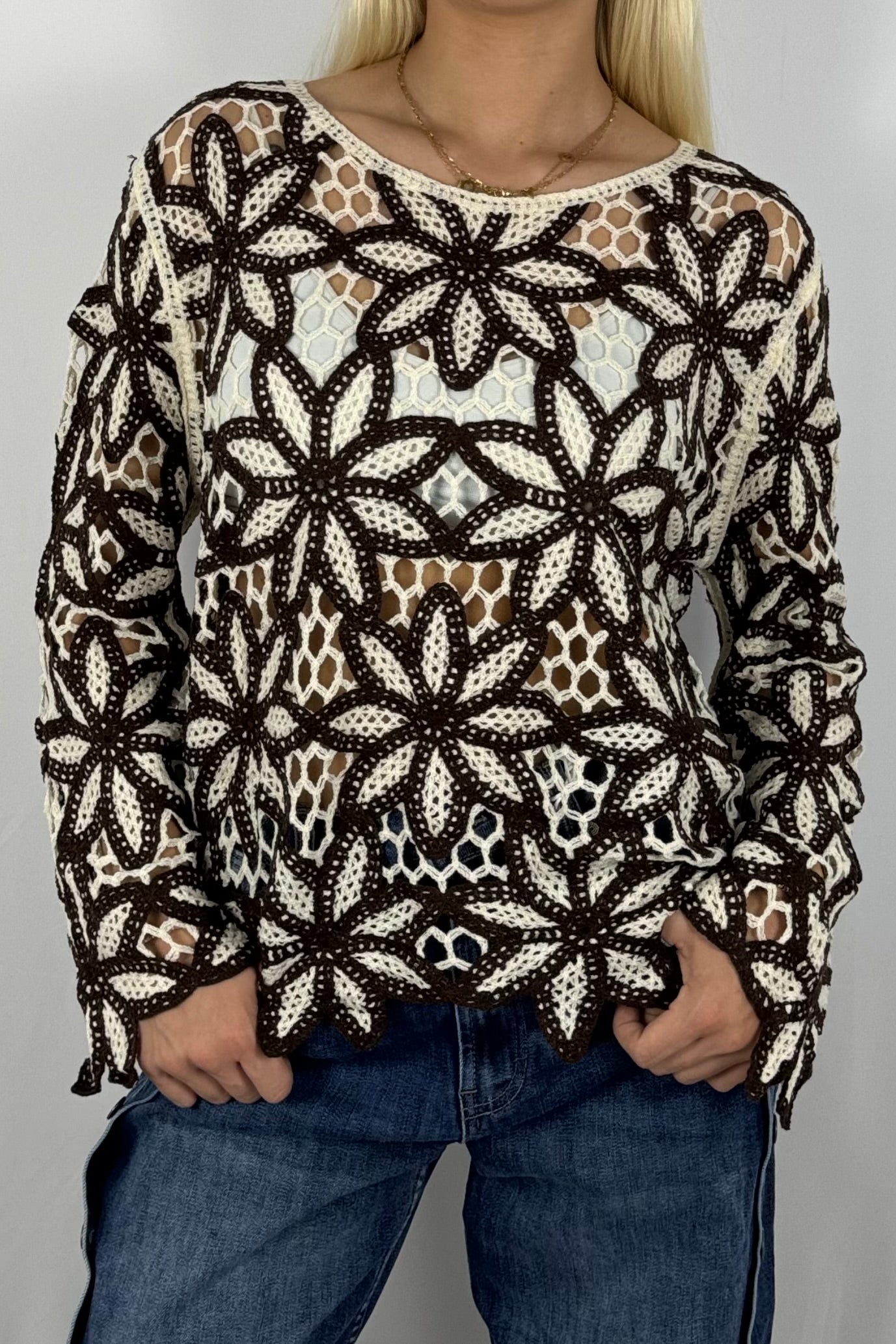 Gehäkeltes Oversize-Shirt mit Blumenmuster-Schoko