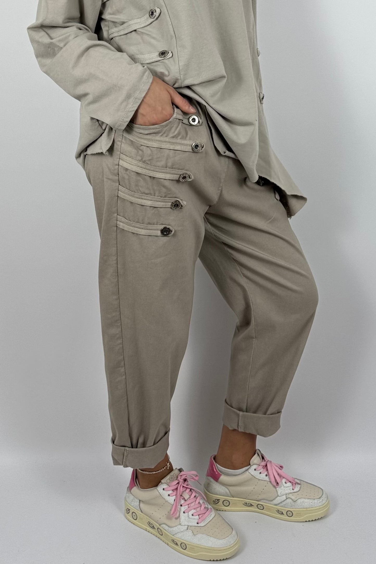 Damen Schlupfhose mit Knopfdetails – Beige