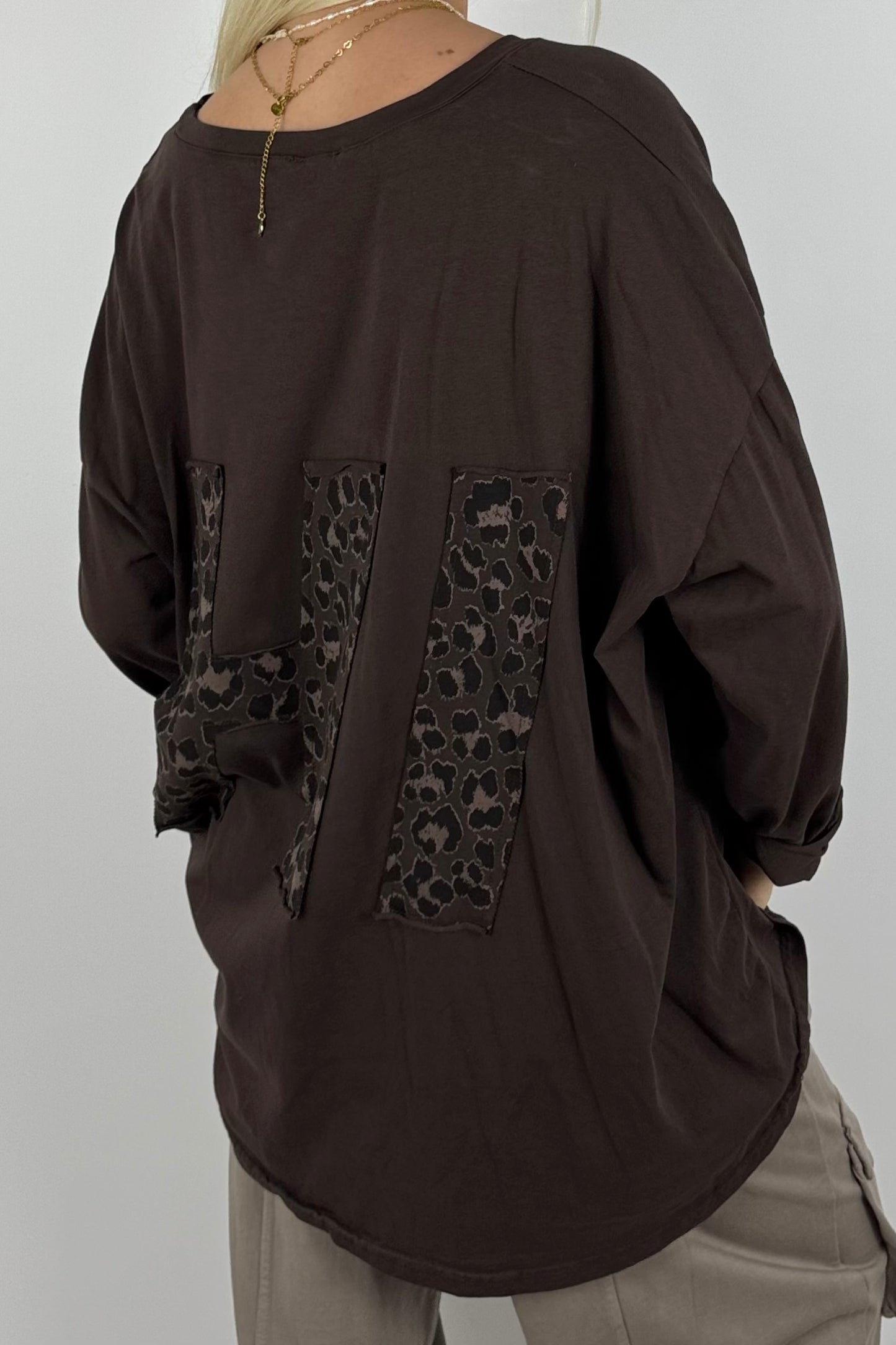 Oversize Longshirt mit Leo-Detail –Schoko