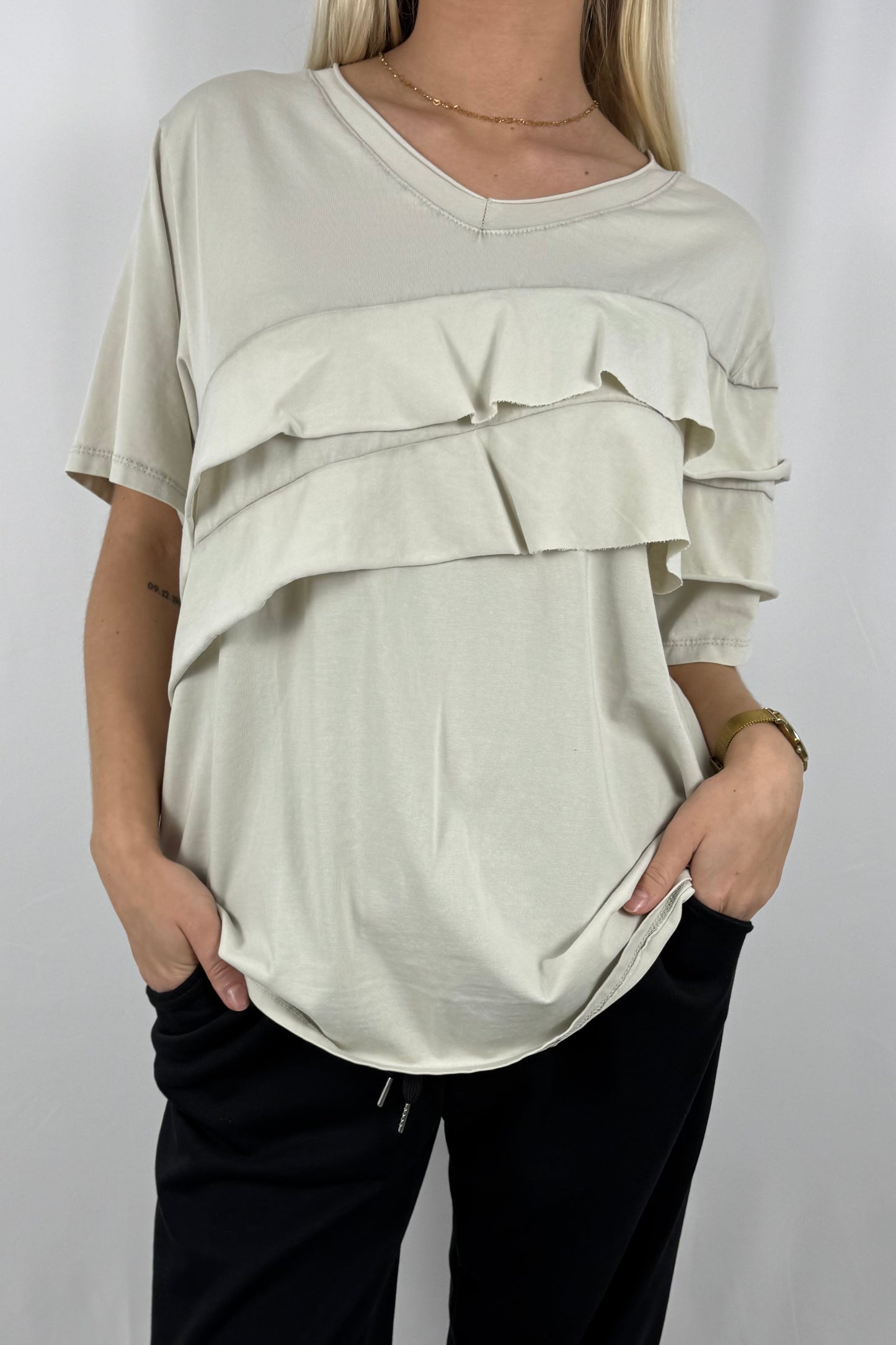 Damen Shirt mit Volant Detail und V Ausschnitt-Beige