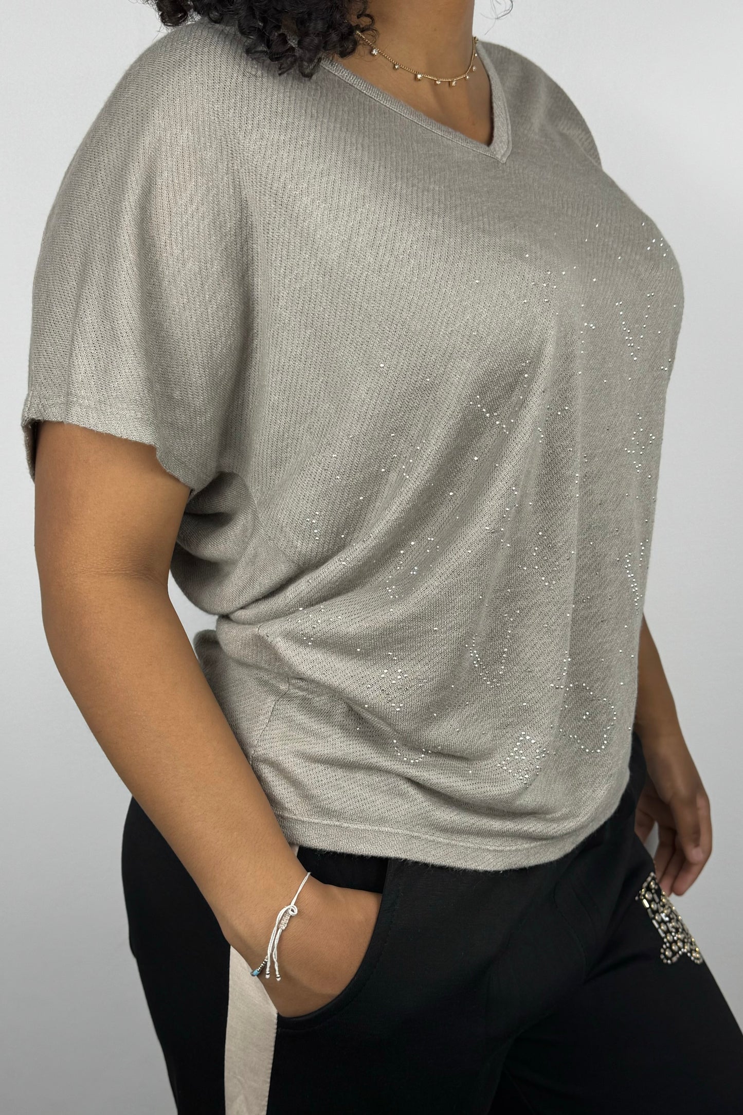 V-Neck Shirt mit Glitzerprint – feminin & leicht glänzend