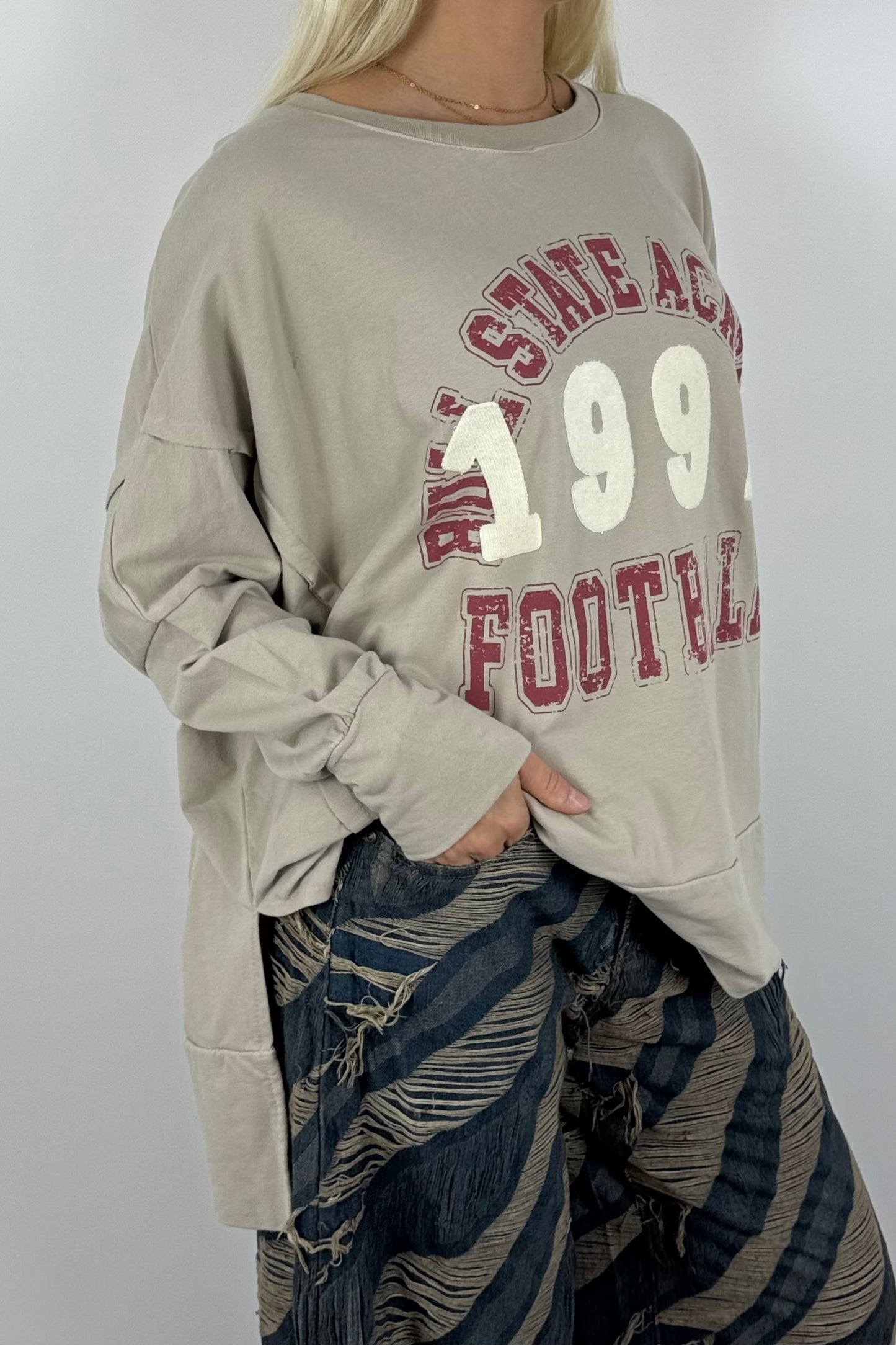 Damen Oversize Sweatshirt „1992 Football“ – College Style-Beige