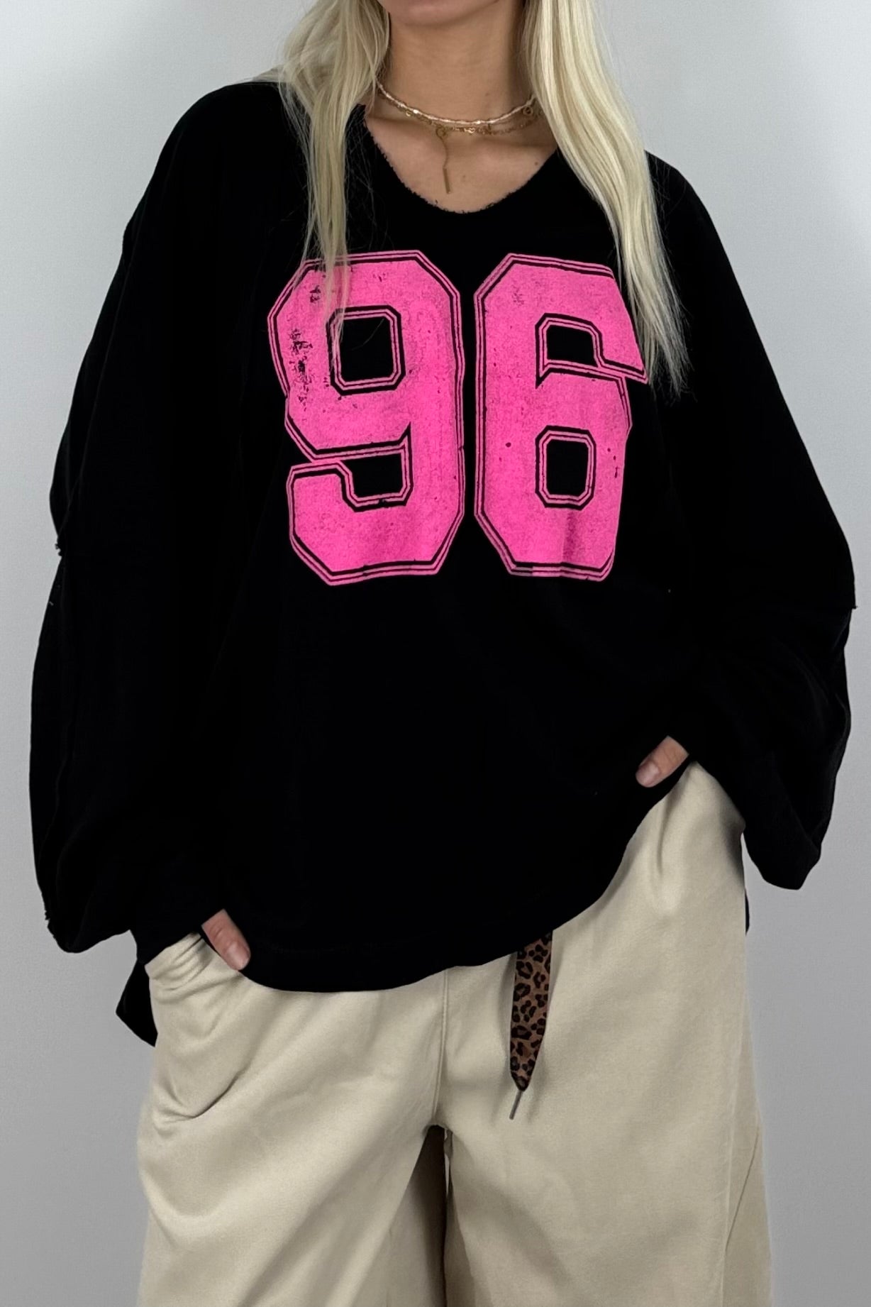 Oversize Shirt mit „96“-Statement –Schwarz