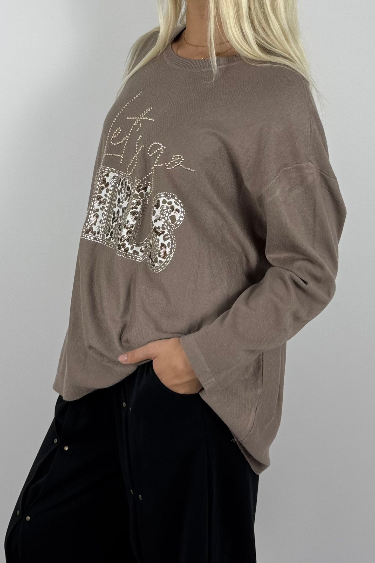 Damen Oversize Shirt „Let’s Go Girls“ mit Leo-Print & Glitzersteinen-Mud