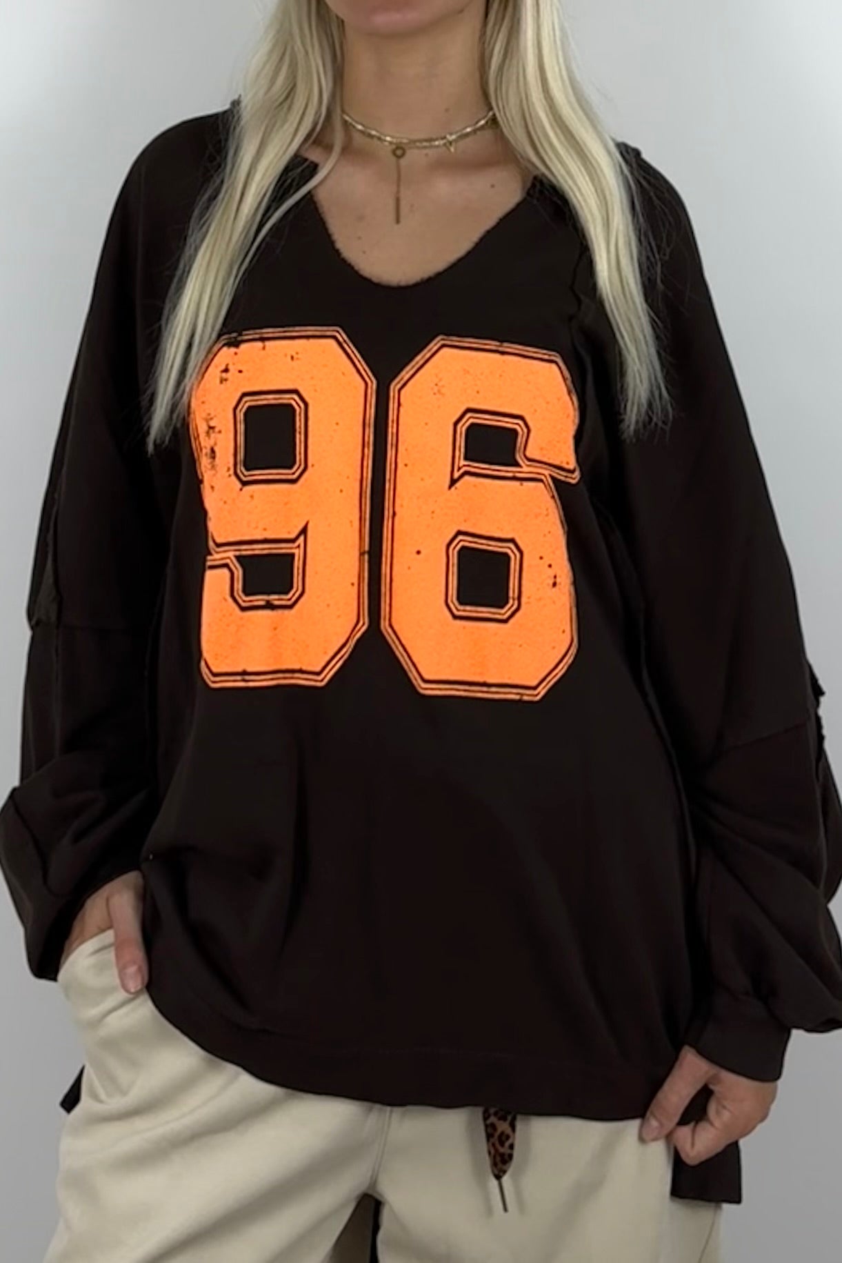 Oversize Shirt mit „96“-Statement –Schoko