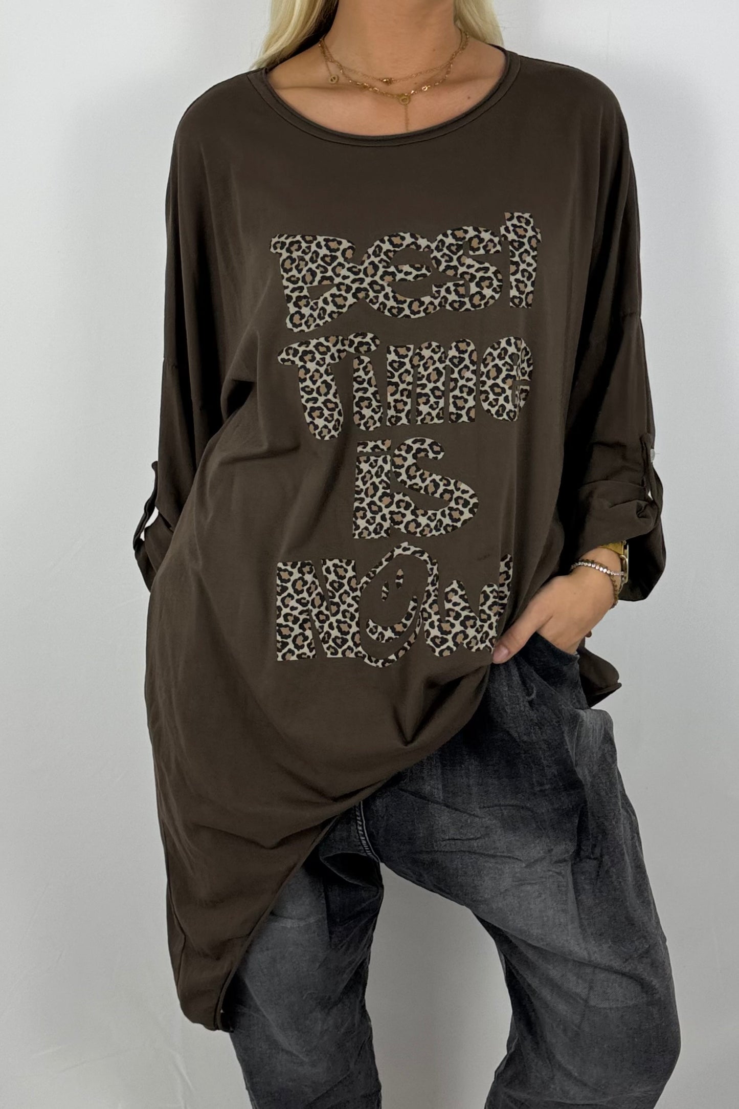 Damen Longshirt „Best Time Is Now“ – Leo-Print-Schoko
