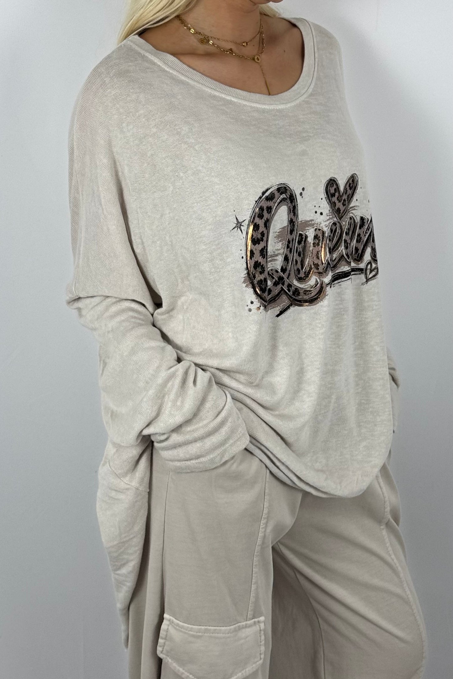 Damen Longshirt „Queen“ – Oversize mit Frontprint-Beige