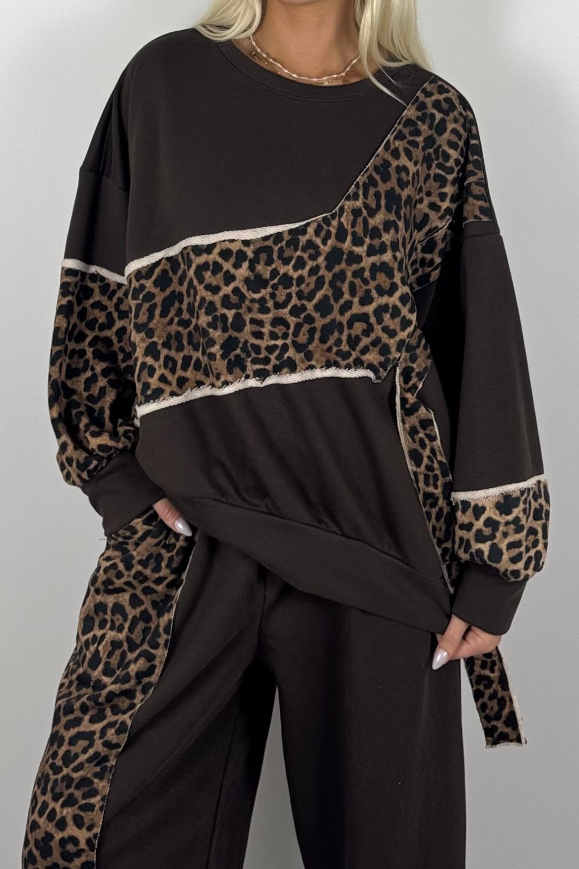 Oversize Damen Sweatshirt mit Leo-Muster & asymmetrischem Design - Schoko