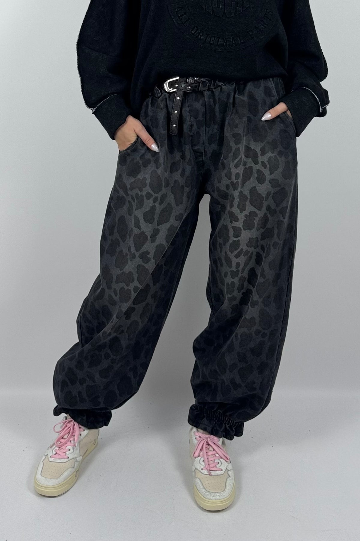 Modische Damen Balloonhose mit Leo-Muster & Gürtel –Jeans Schwarz