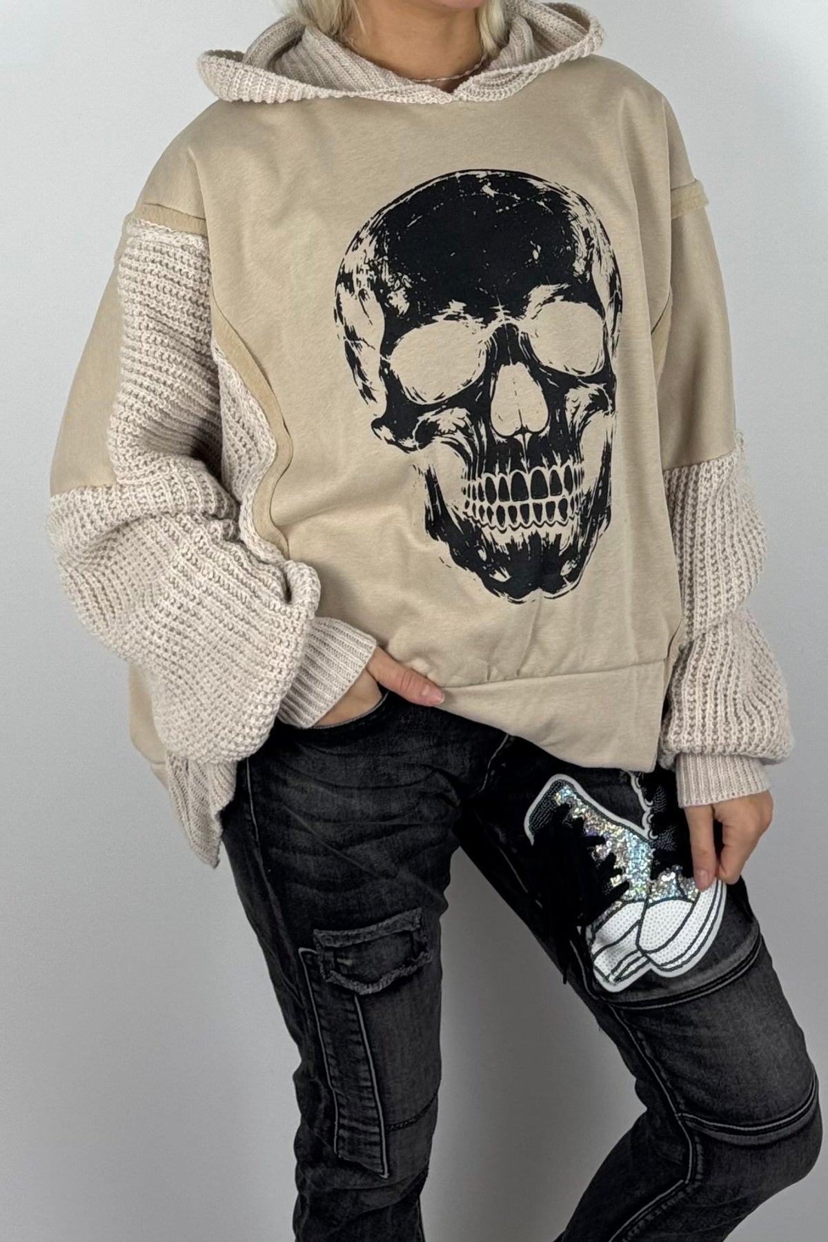Damen-Hoodie mit Totenkopfprint und Strickdetails-Beige