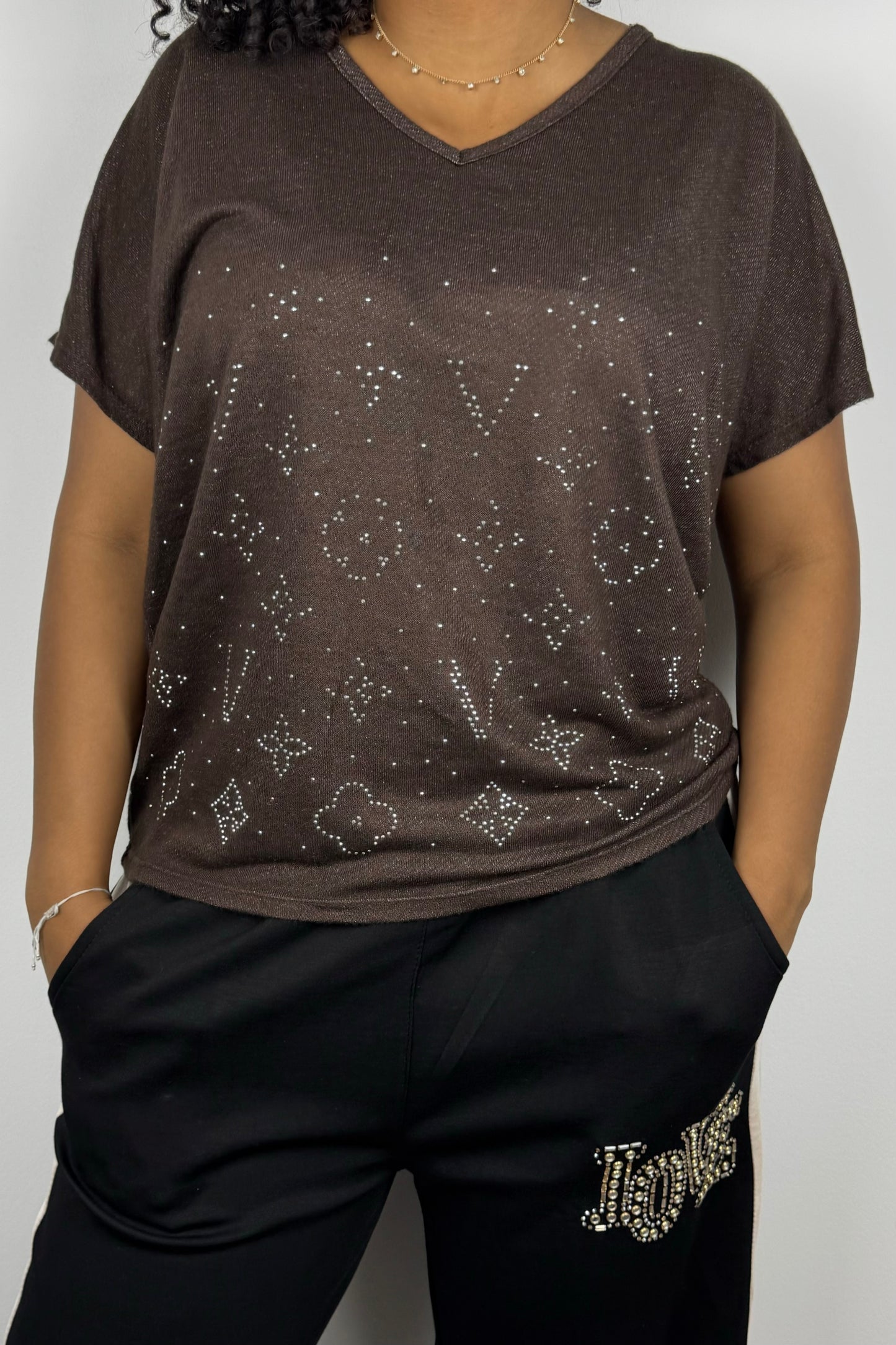 V-Neck Shirt mit Glitzerprint – feminin & leicht glänzend