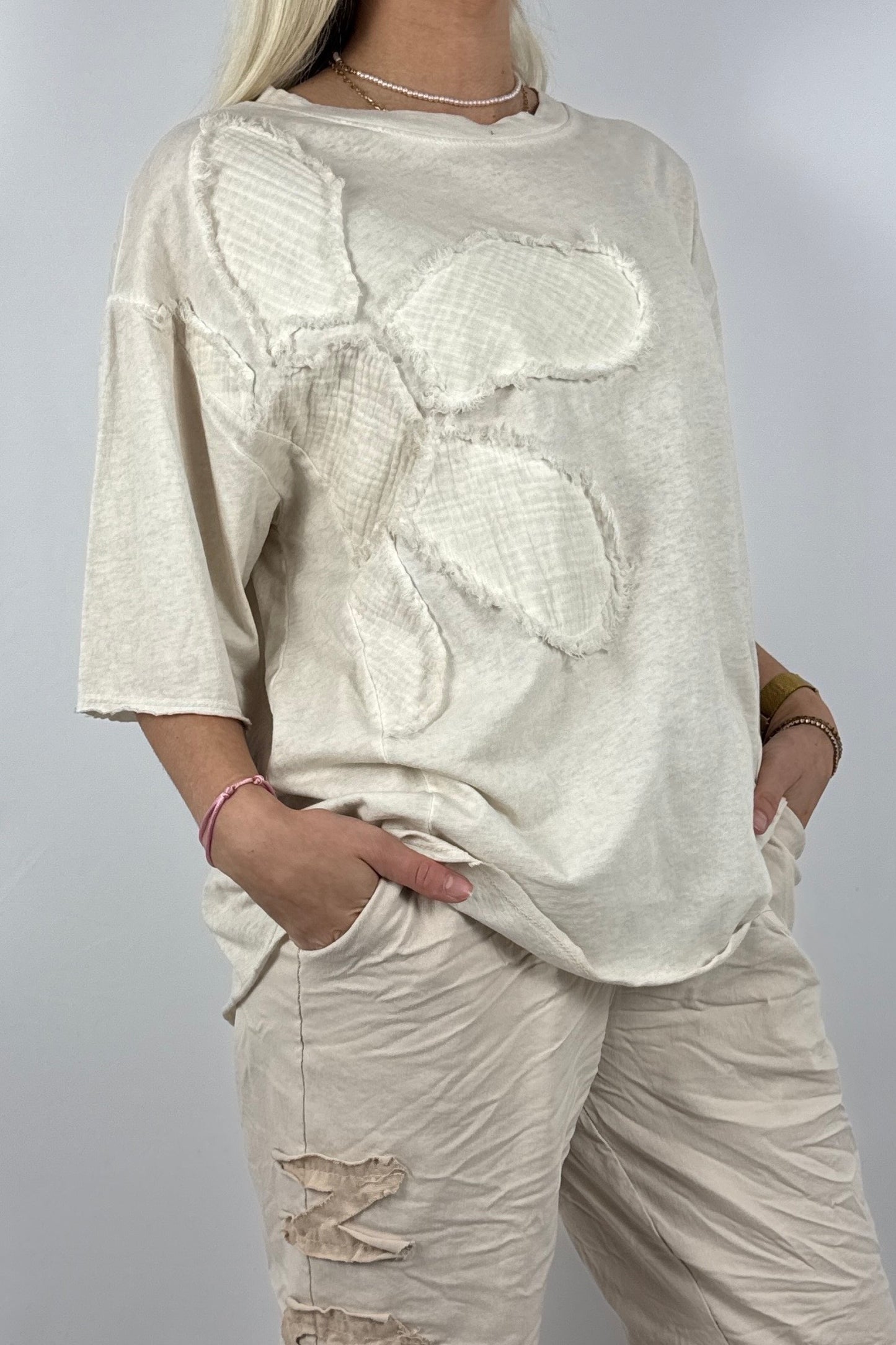 Oversize Damen Shirt mit Blumen Applikation und Rundhalsausschnitt-Beige