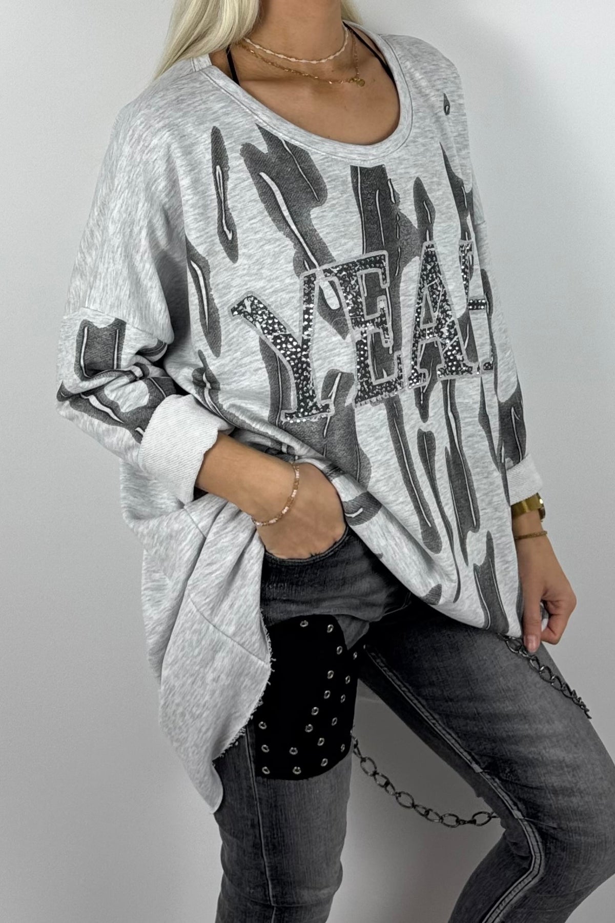 Damen-Sweatshirt mit „YEAH“-Schriftzug und Glitzersteinen-Grau