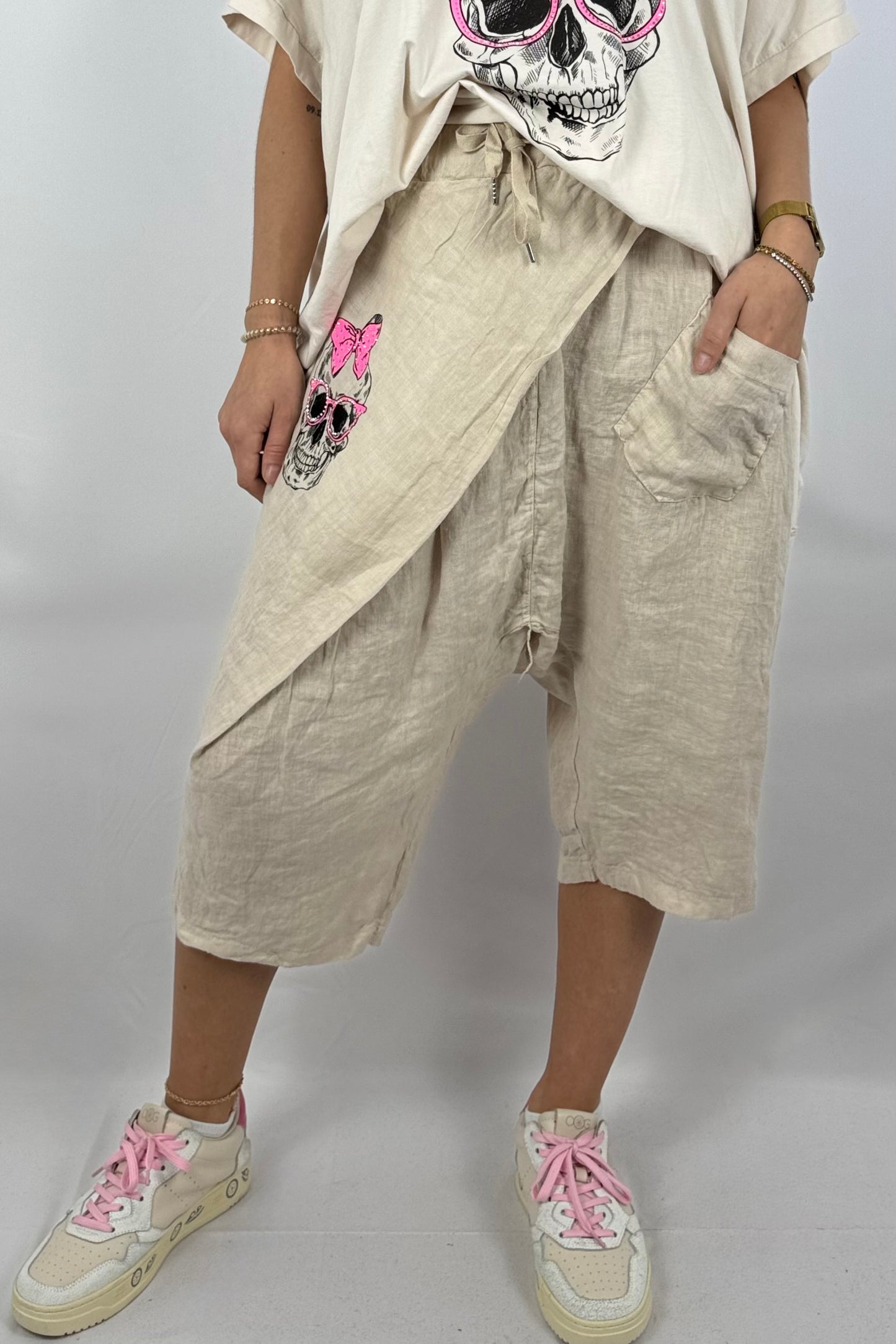 Leinen-Shorts mit Skull-Print & Neon-Details-Beige