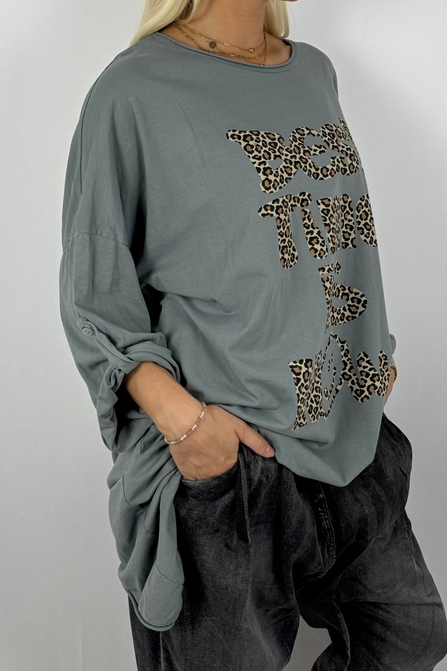 Damen Longshirt „Best Time Is Now“ – Leo-Print-Grau